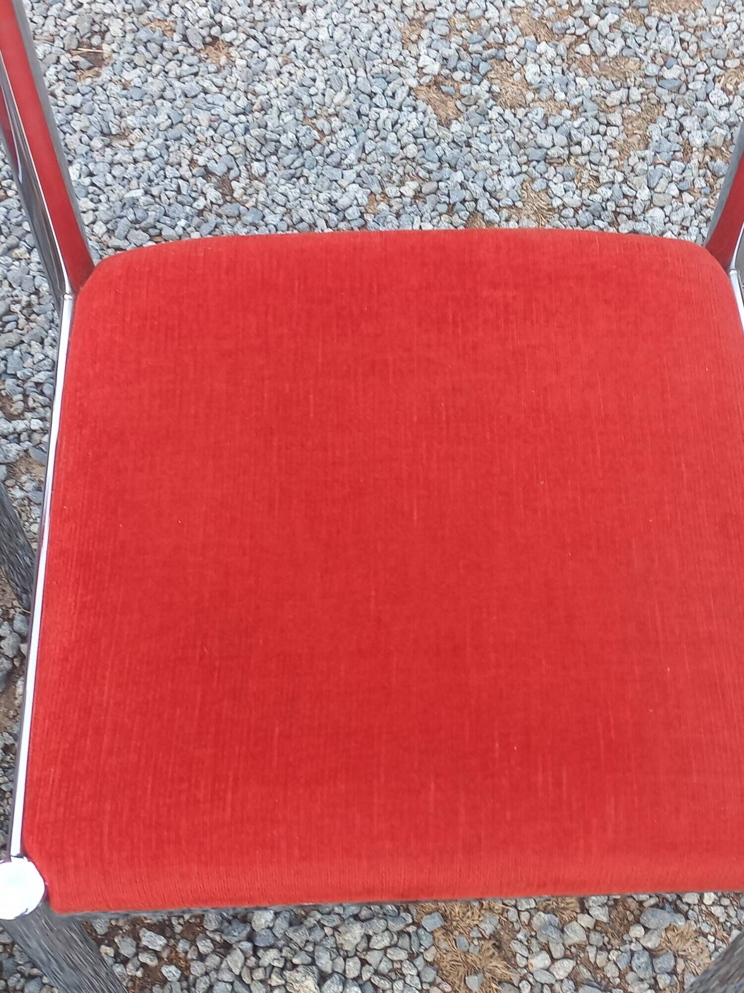 Pair of designer chairs in chrome metal and orange velvet from the 1970s.