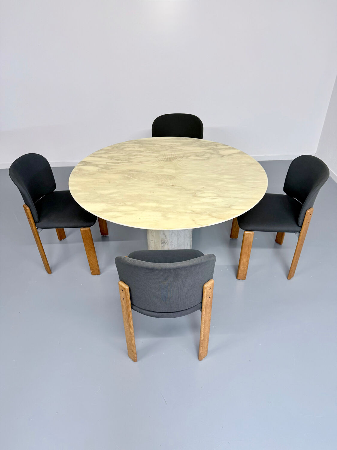 Veined marble round table with central base, Italian design from the 1970s.