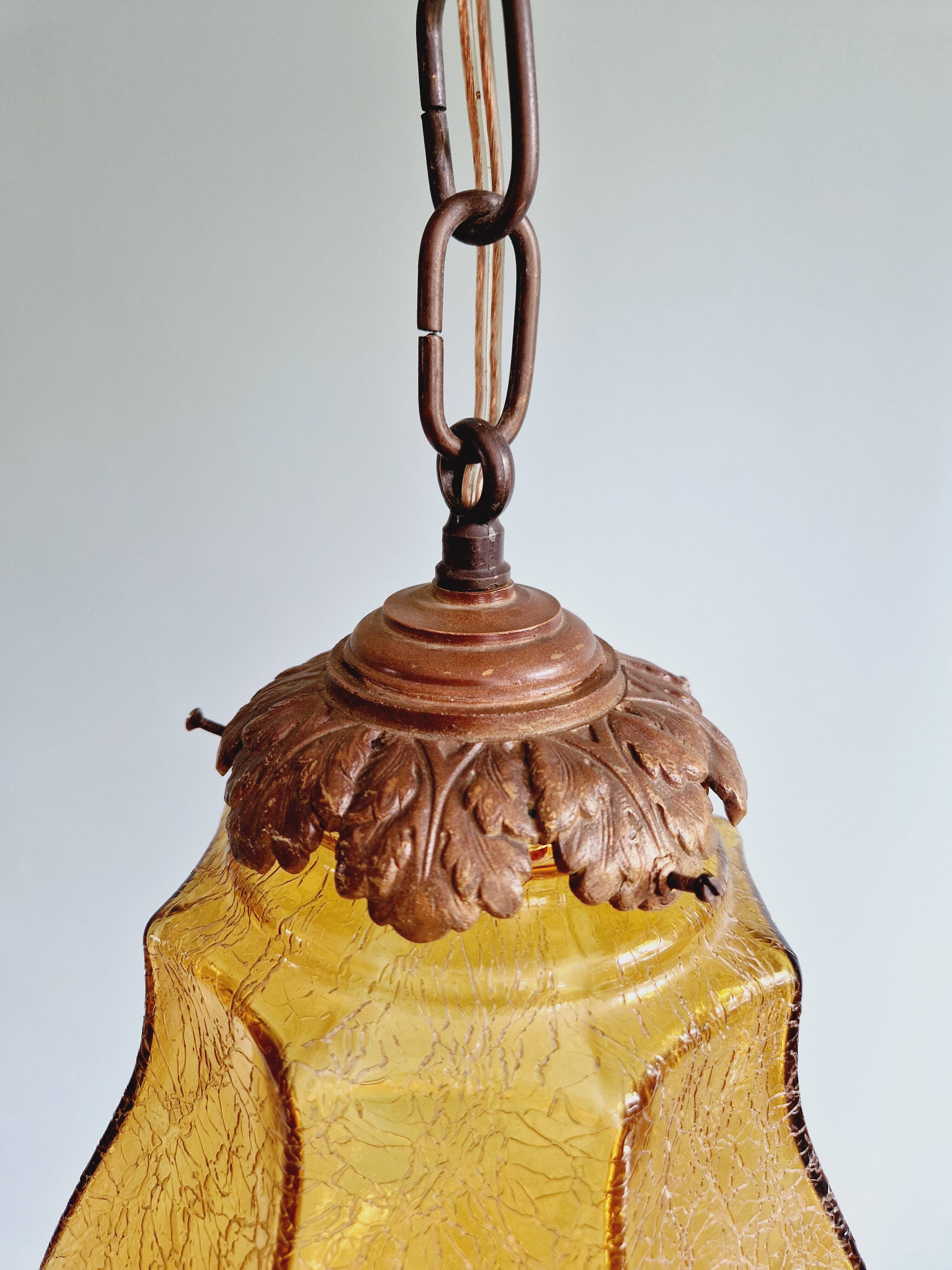 Suspension Art Déco en verre craquelé ambre, années 1920-30