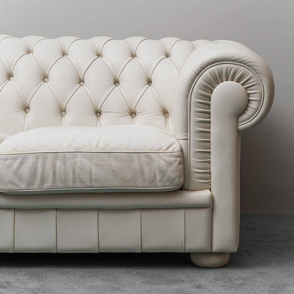 3-seater vintage Chesterfield sofa in white leather, 1970s modernist