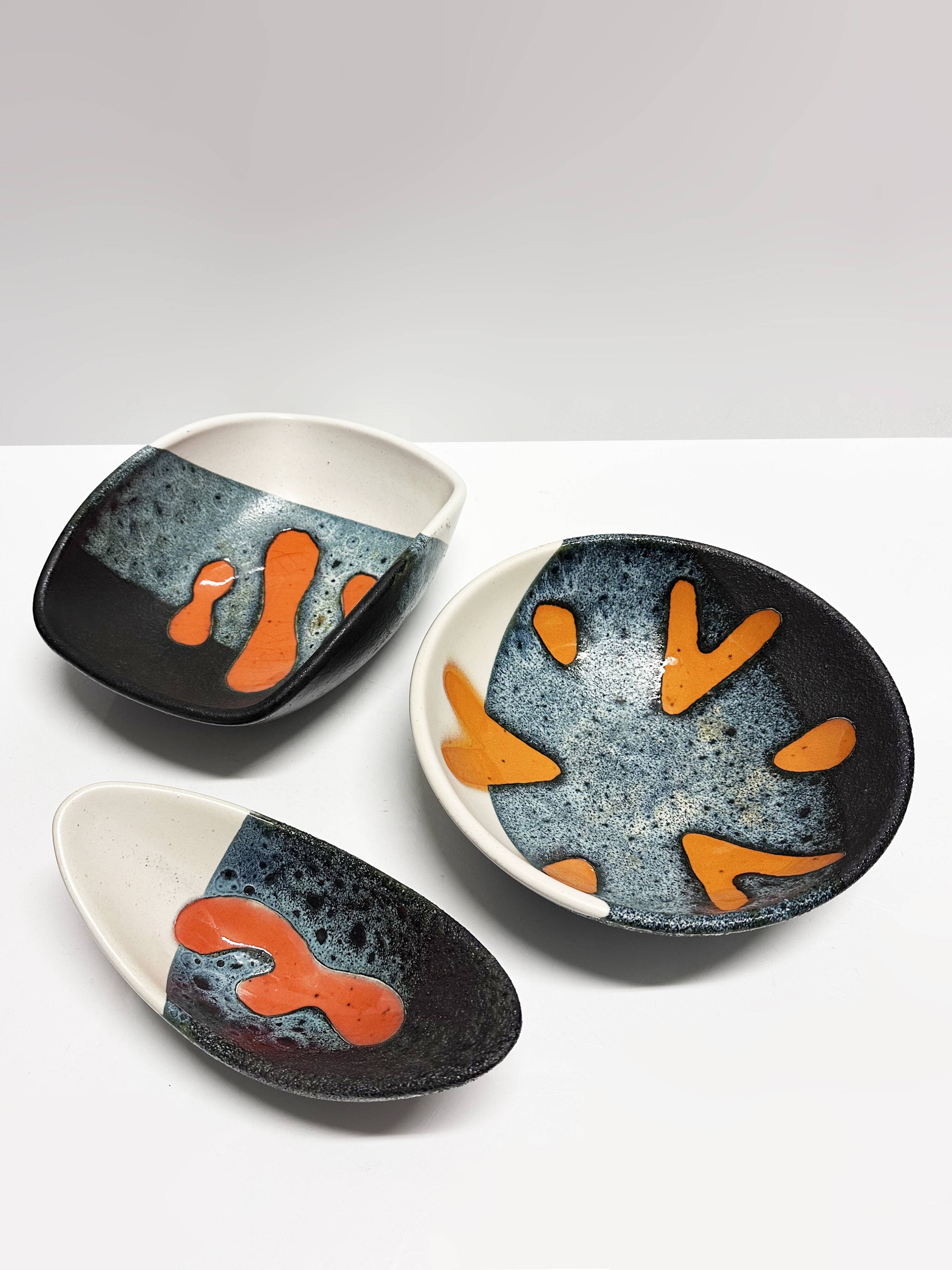 Rare set of three Elchinger Atelier ceramic bowls. France, 1950.