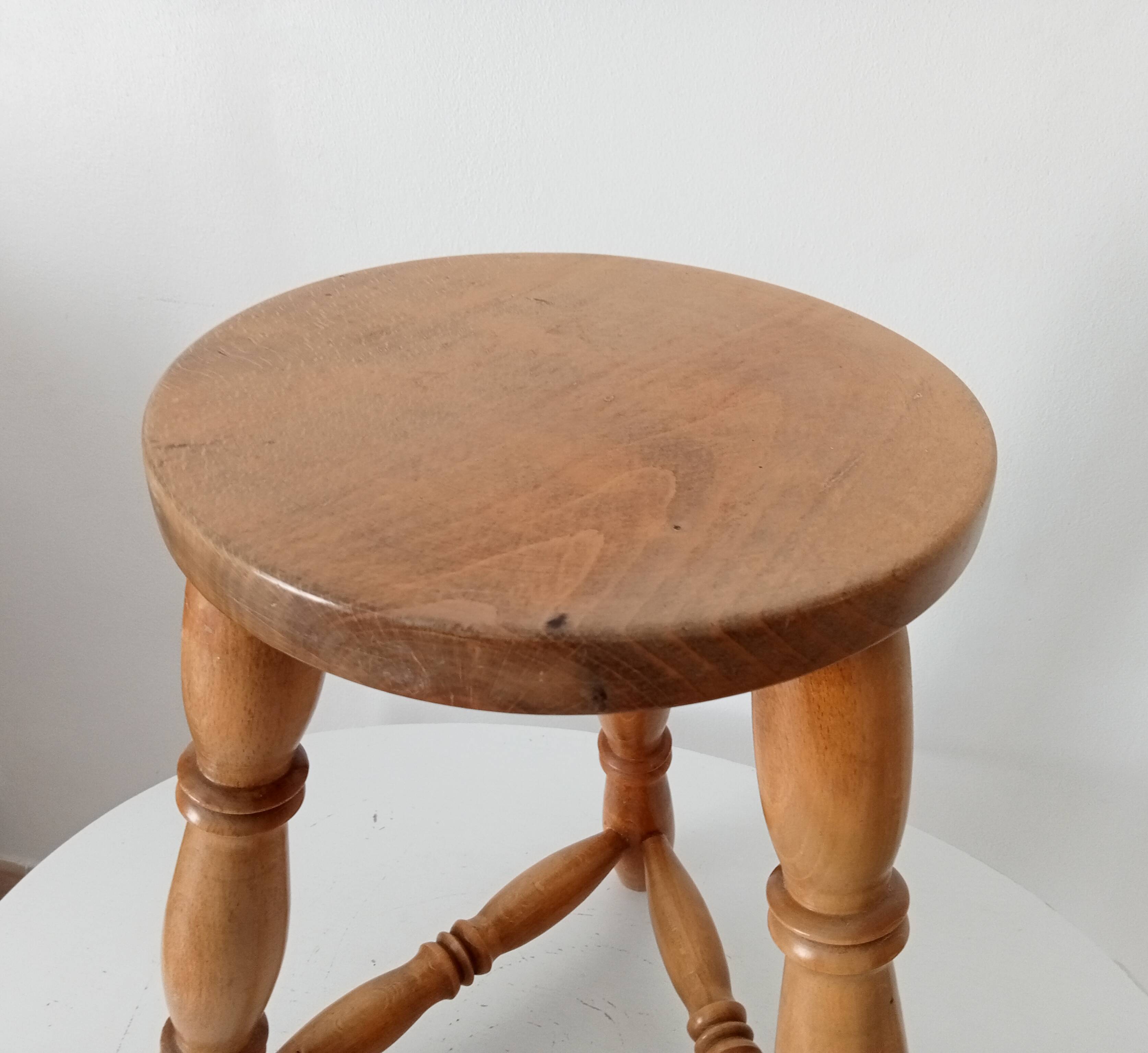 Vintage tripod stool in beech wood.