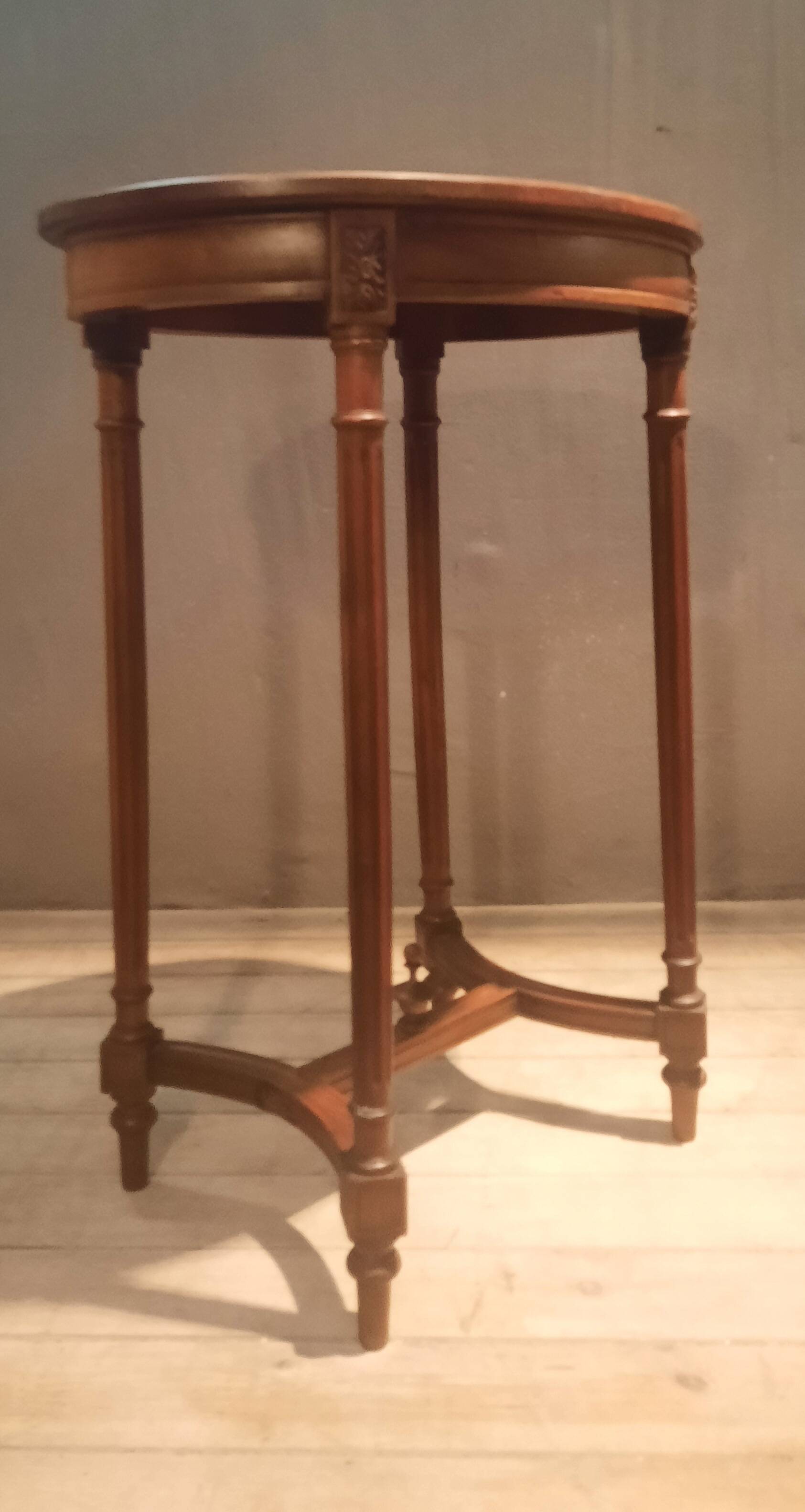 Gueridon oval  style Louis XVI