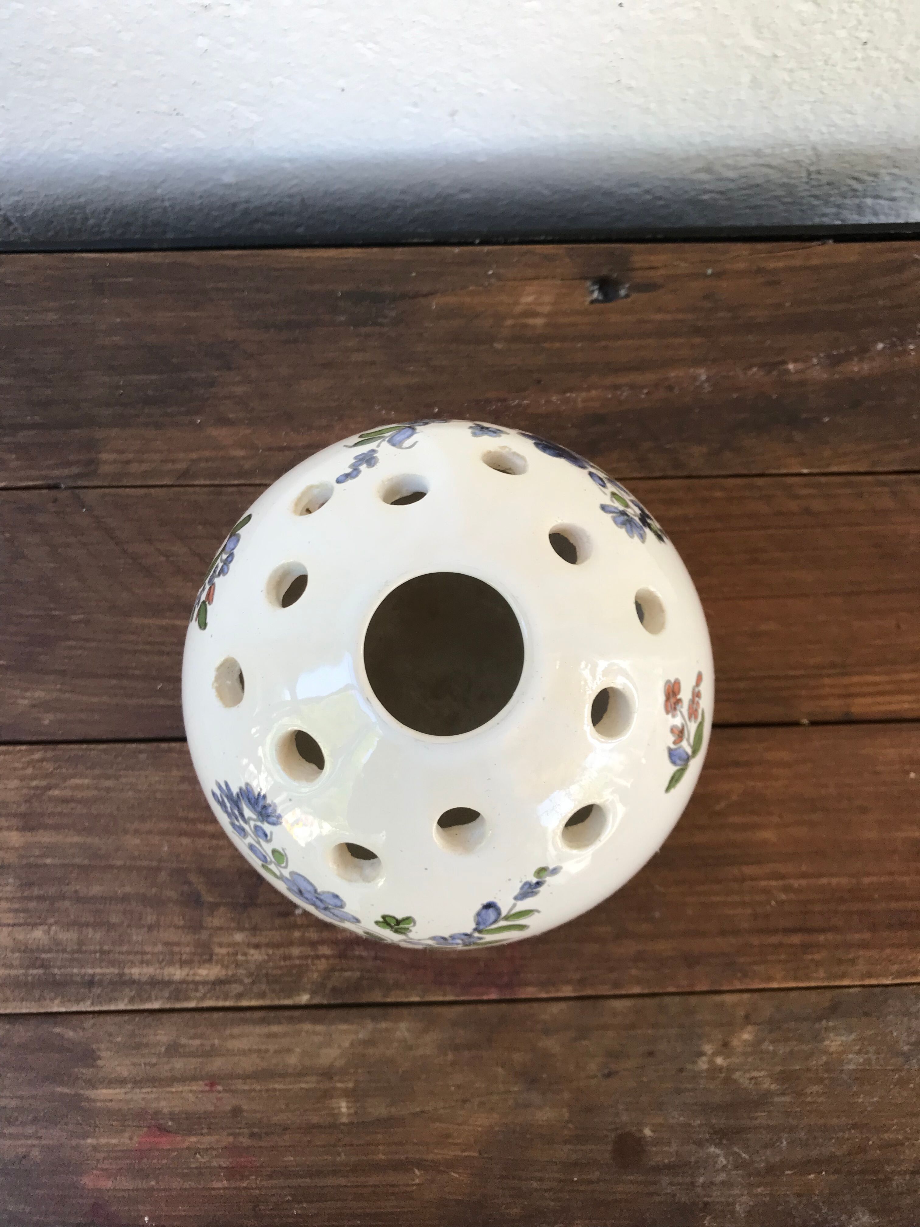 Ancient ball vase with 13 holes in ceramic with painted decoration