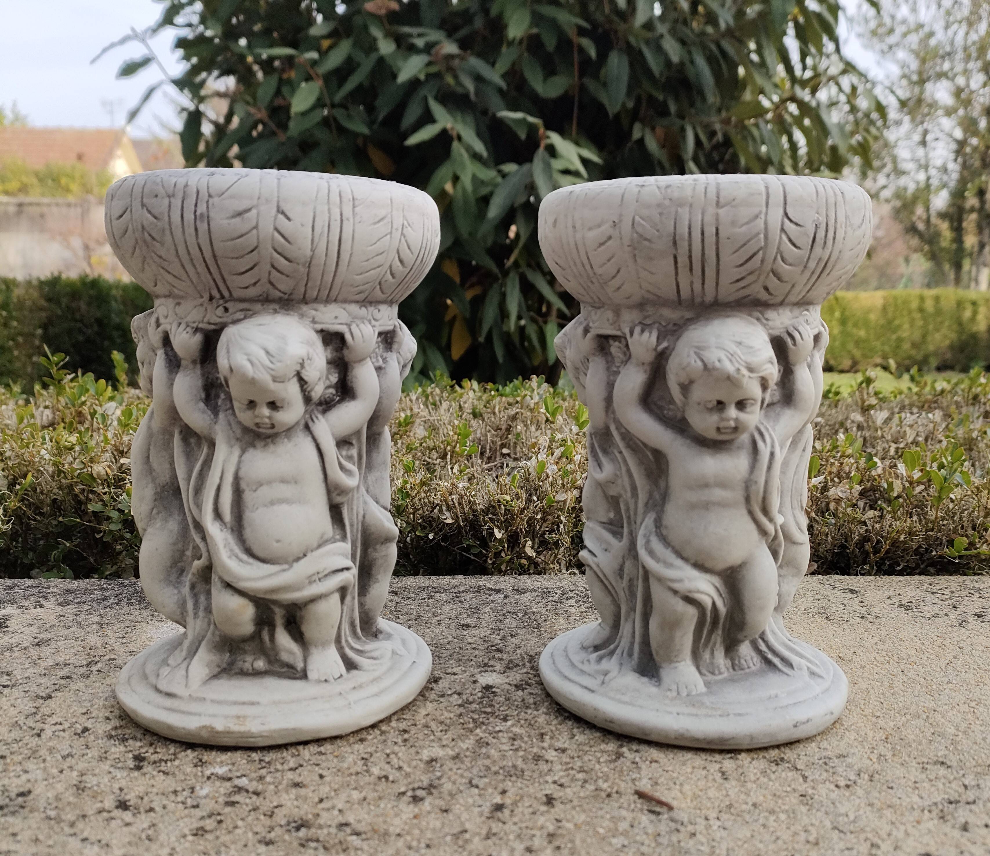 Paire de bougeoirs de jardin aux chérubins - résine patinée vieille pierre - France - Début 2000