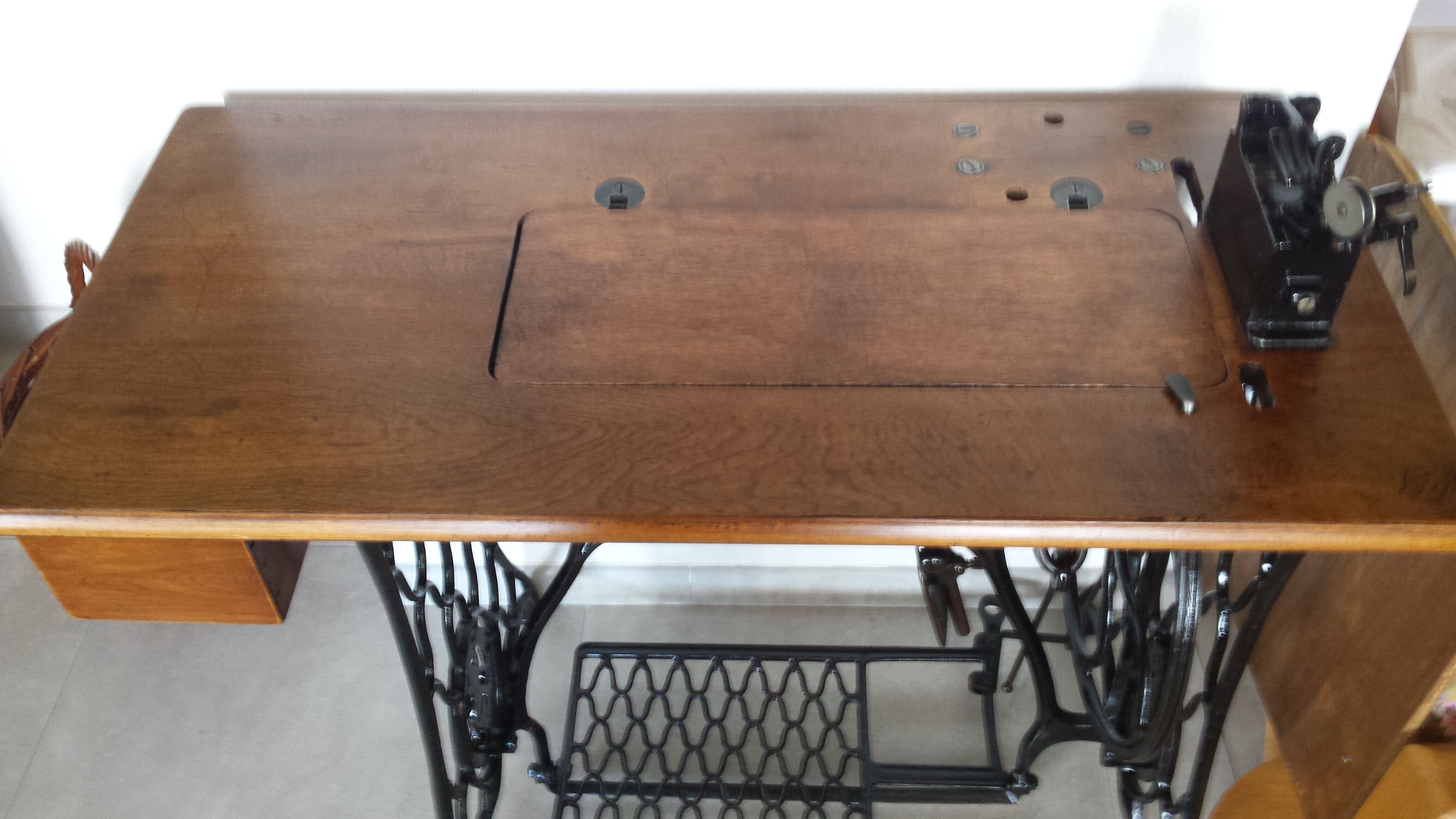 Singer's sewing machine foot console