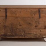 Coffre en pin et laiton, c.1920