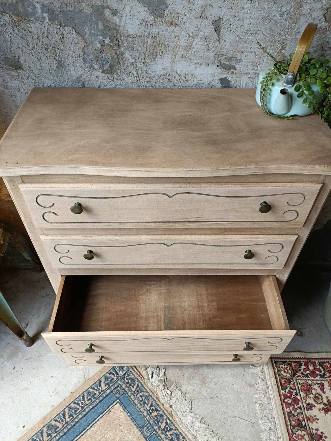 Wooden chest of drawers