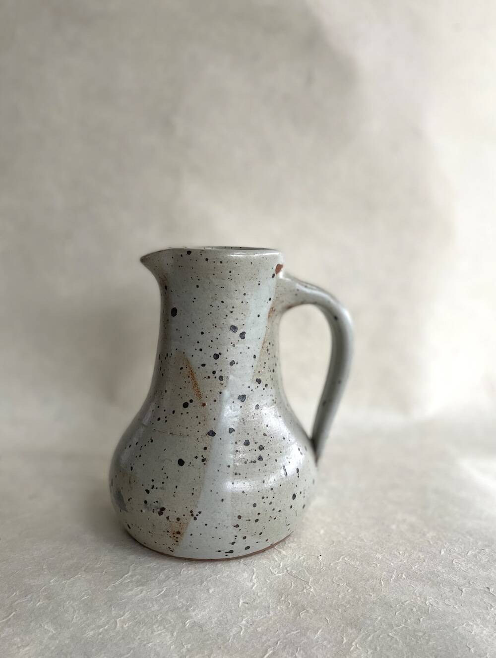 Pichet en grès vernissé beige moucheté