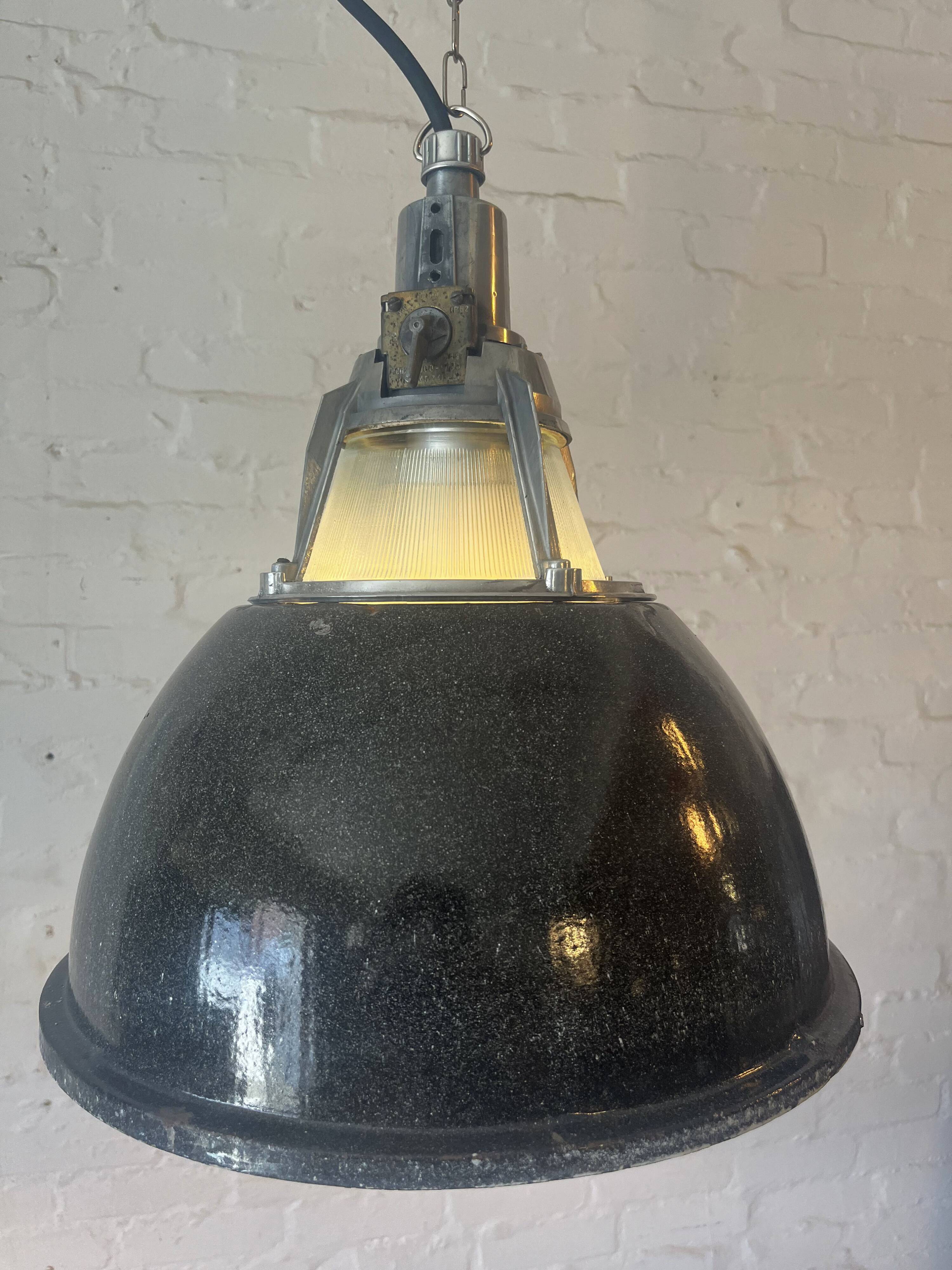 „Alma“ Ukrainische Industrieleuchte schwarz