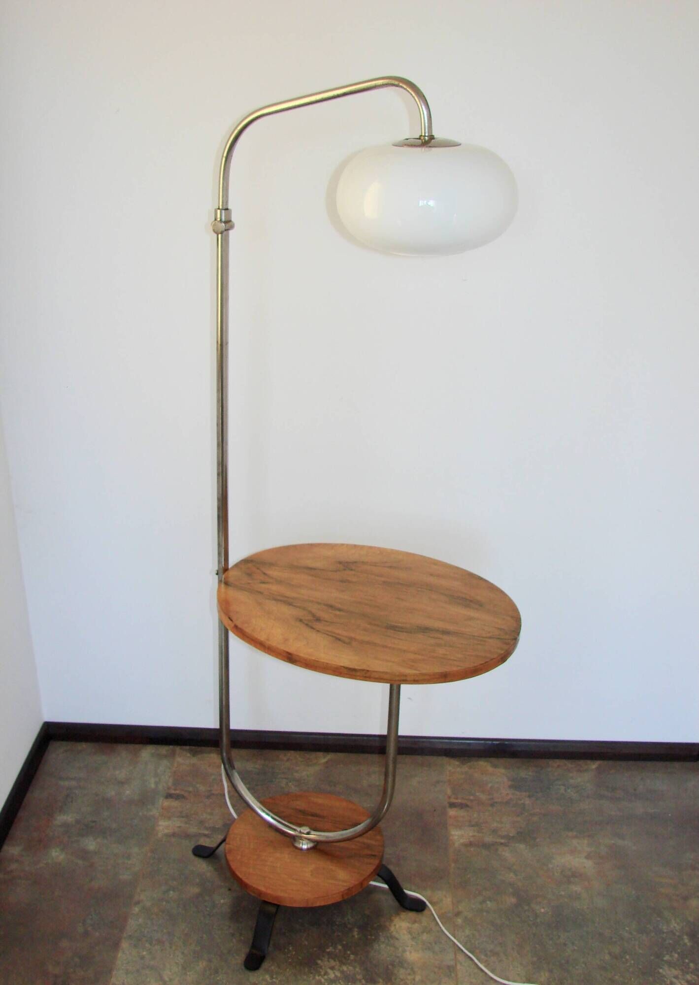 Une lampe sur pied avec une table d'appoint, années 1940.