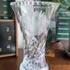 Vase en cristal massif taillé, décor floral