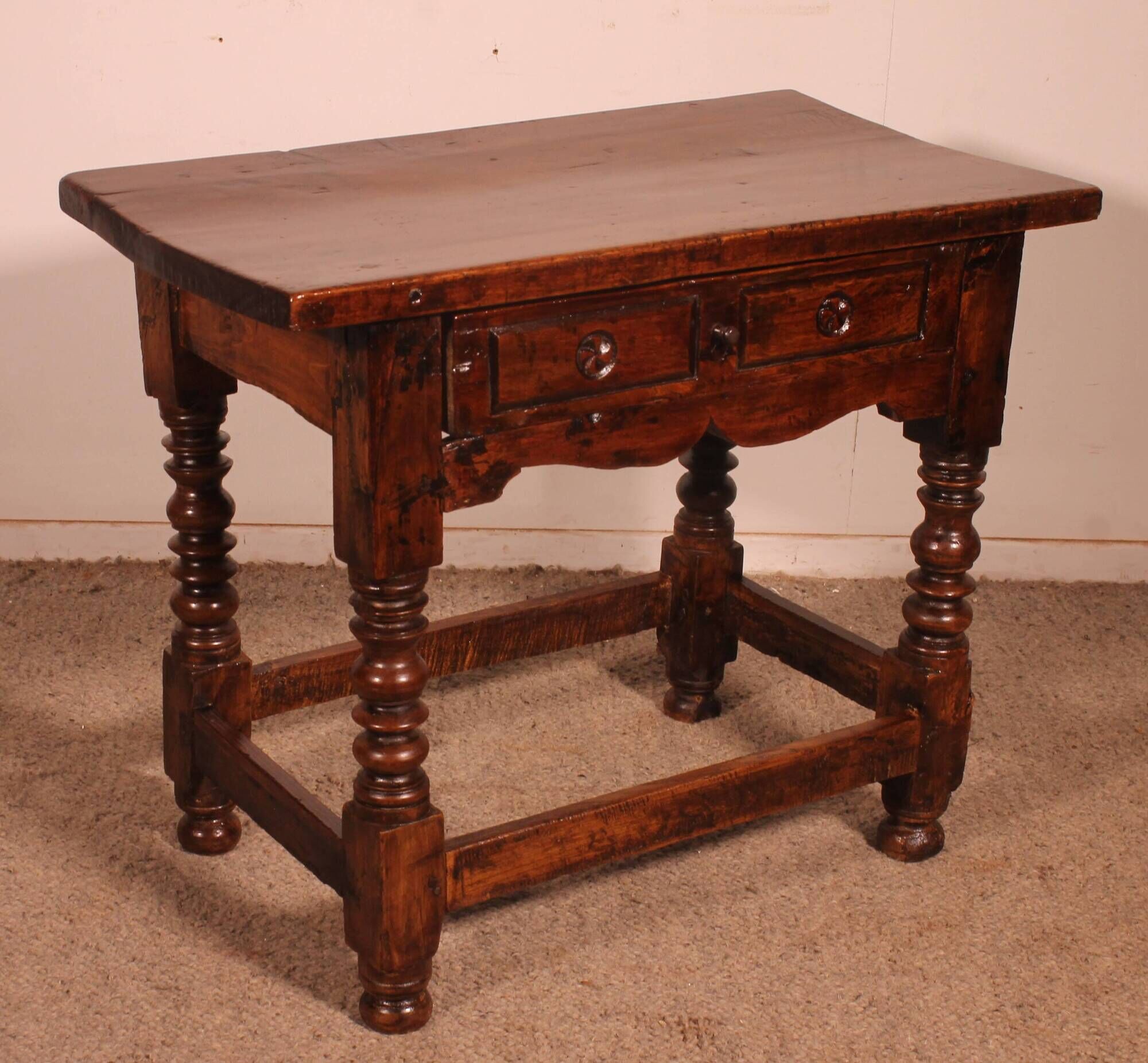 Spanish table from the 17th century in walnut.
