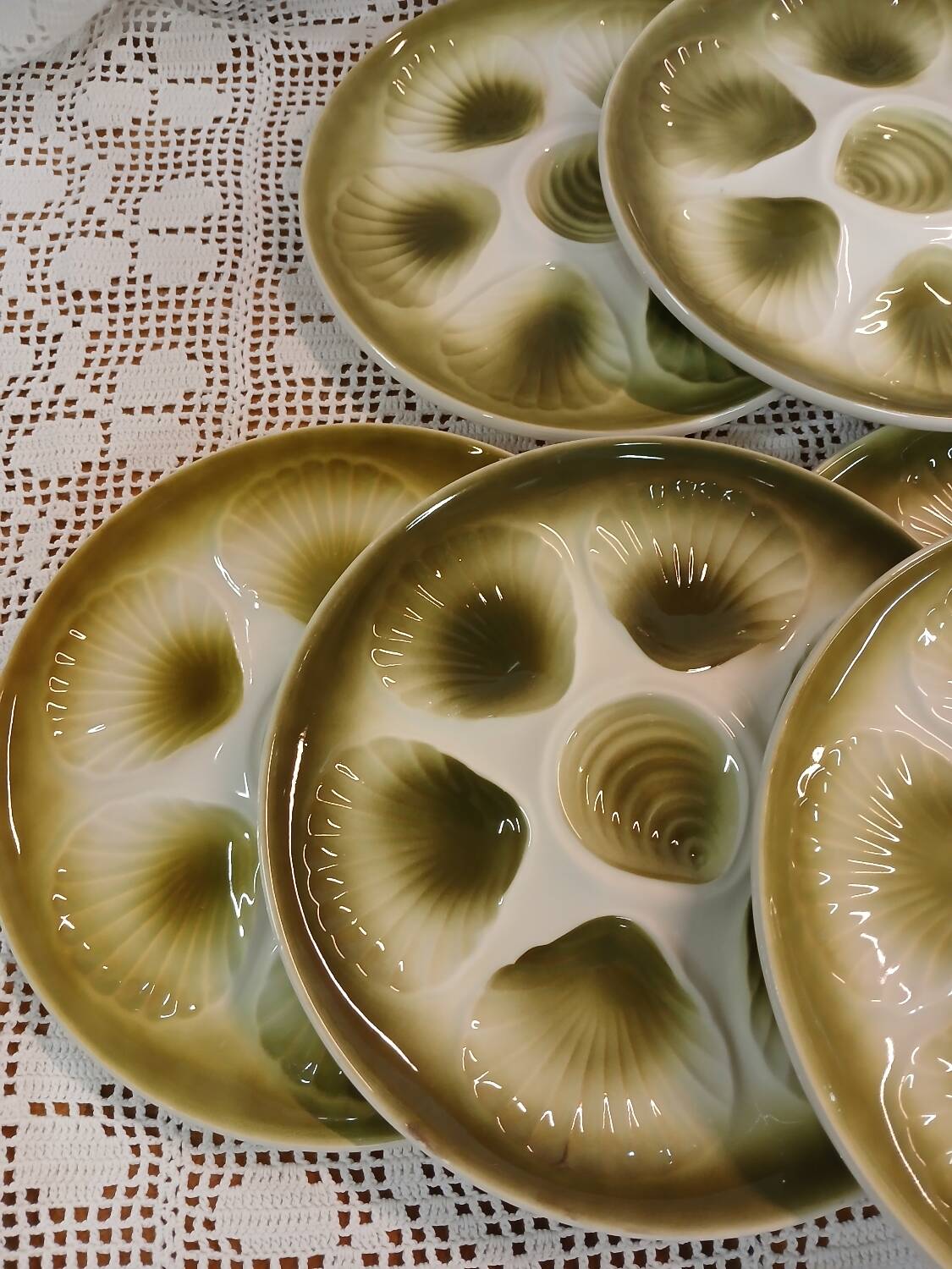 11 oyster plates + 1 Orchies Moulin des Loups dish