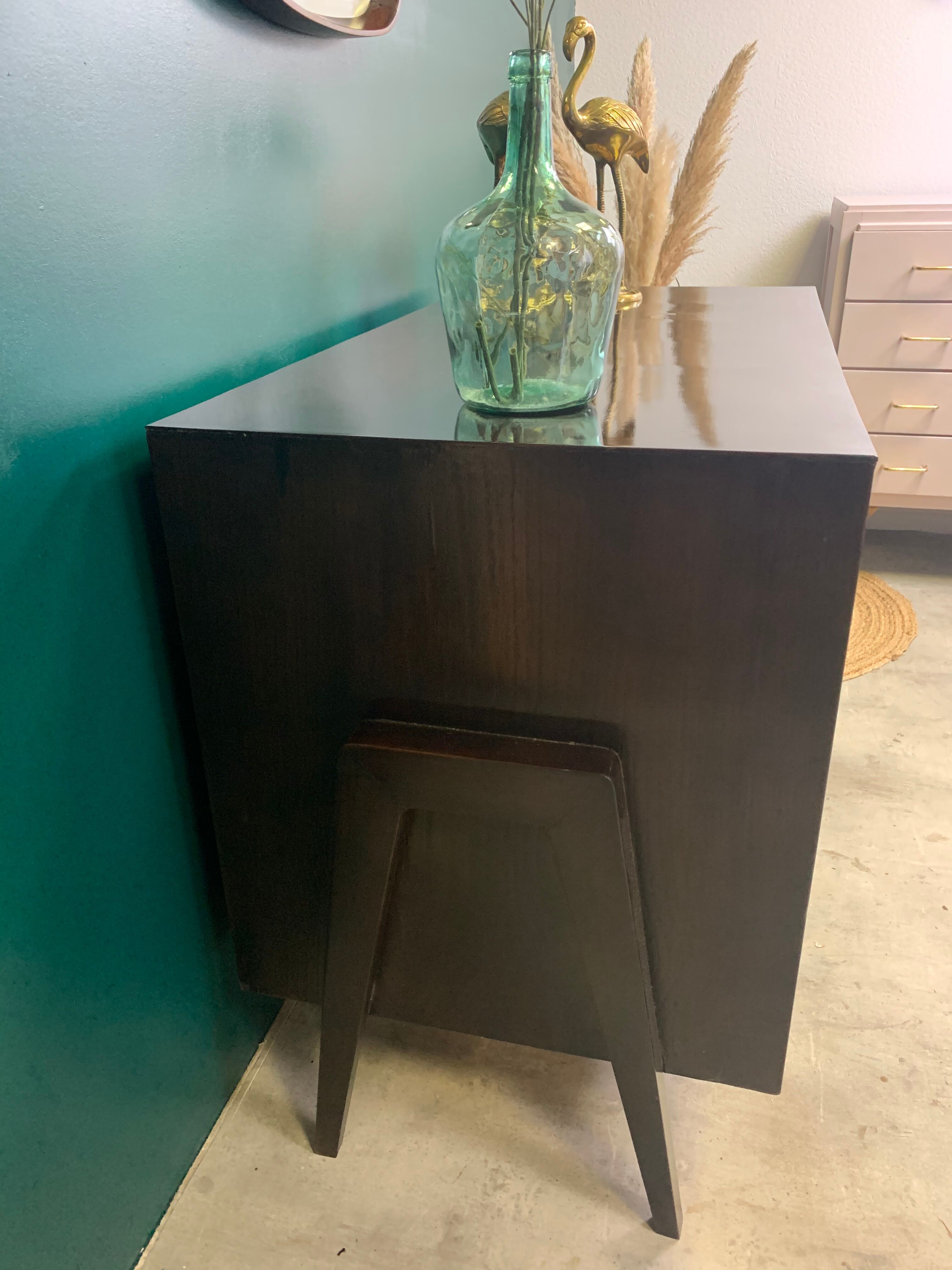 Chest of drawers at the compass base