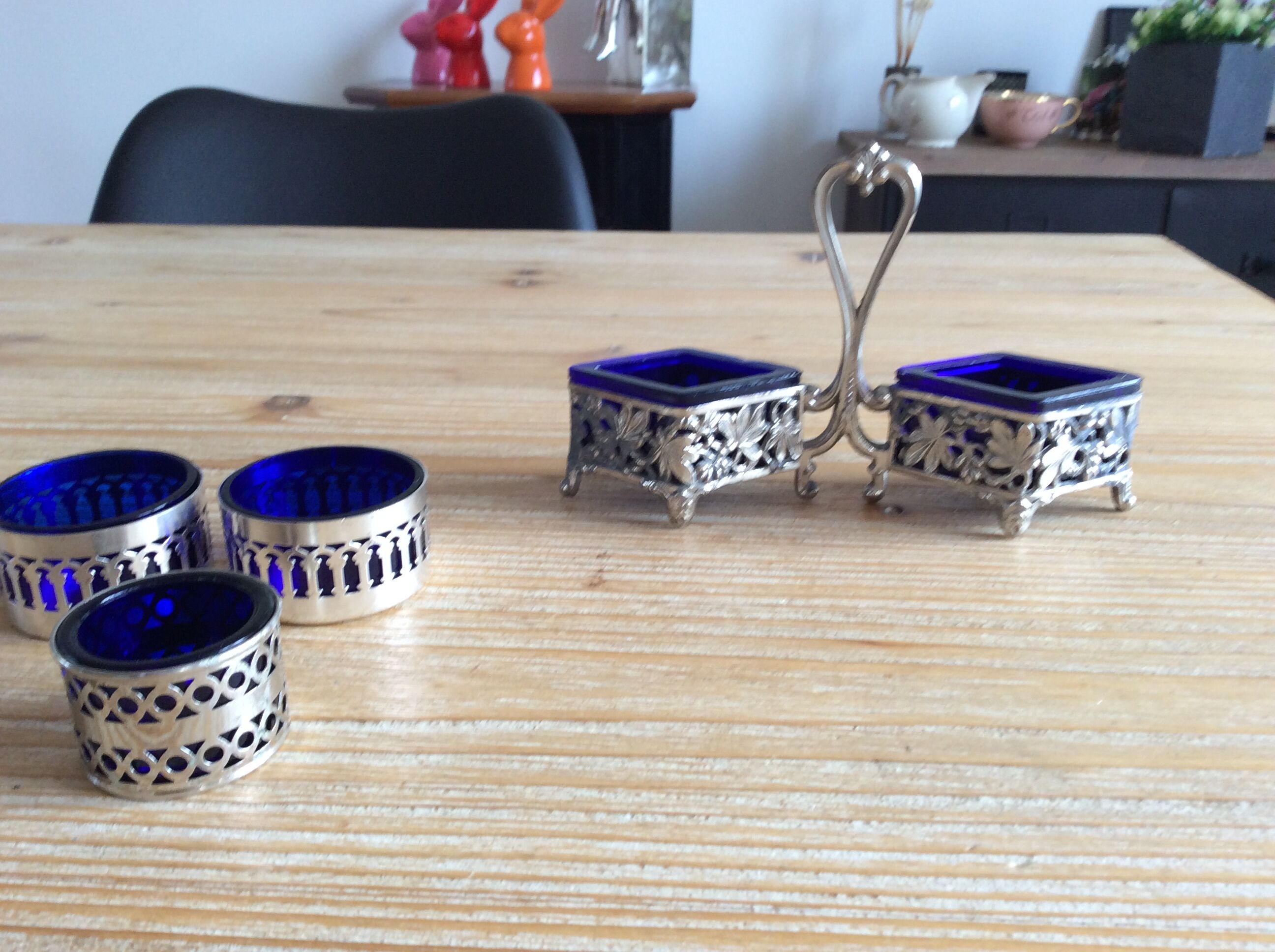 Salt shaker /pepper shaker and accessories in silver metal and blue glass compartment