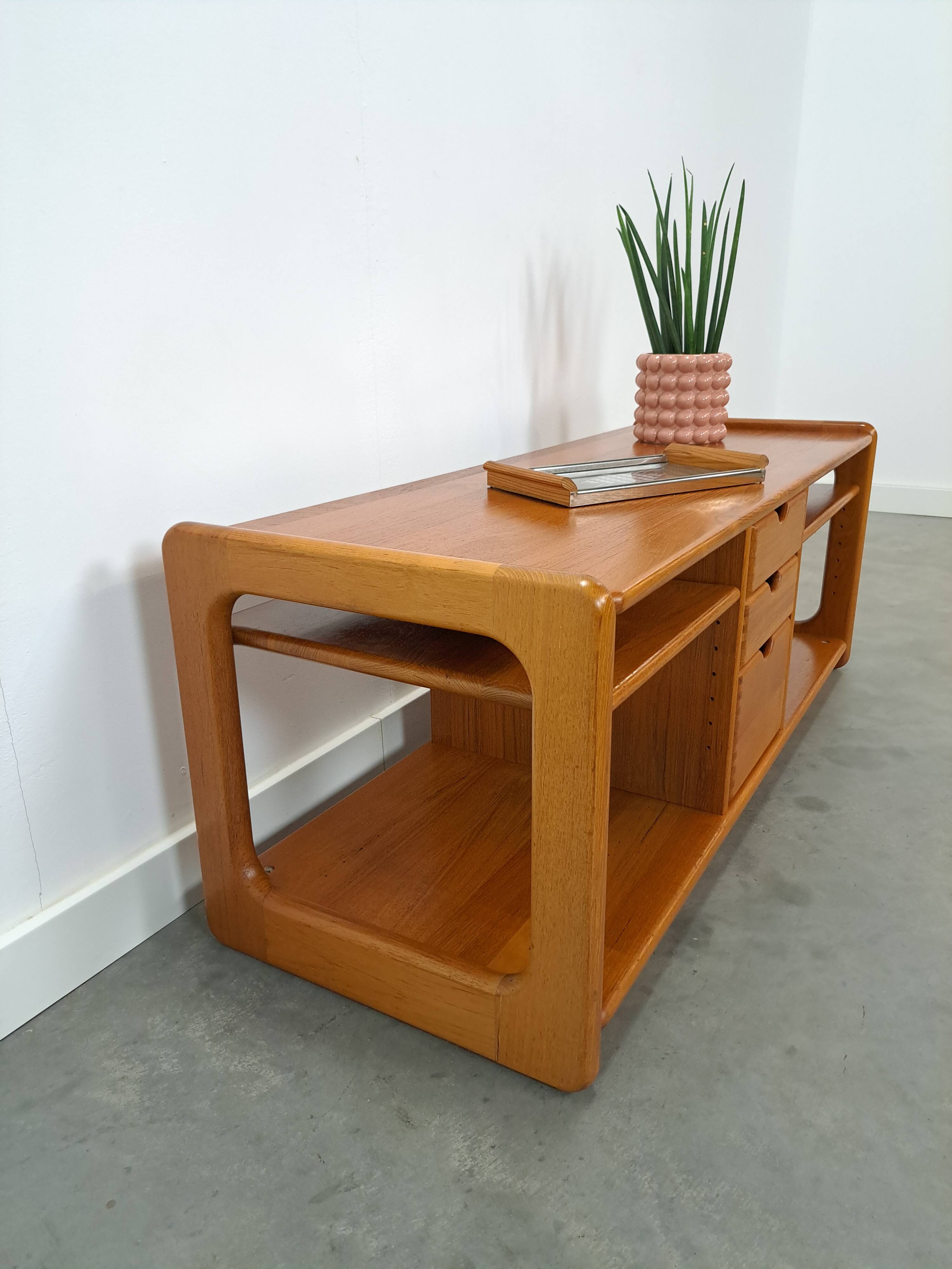 Deens design teck Dyrlund cd tv meuble vintage
