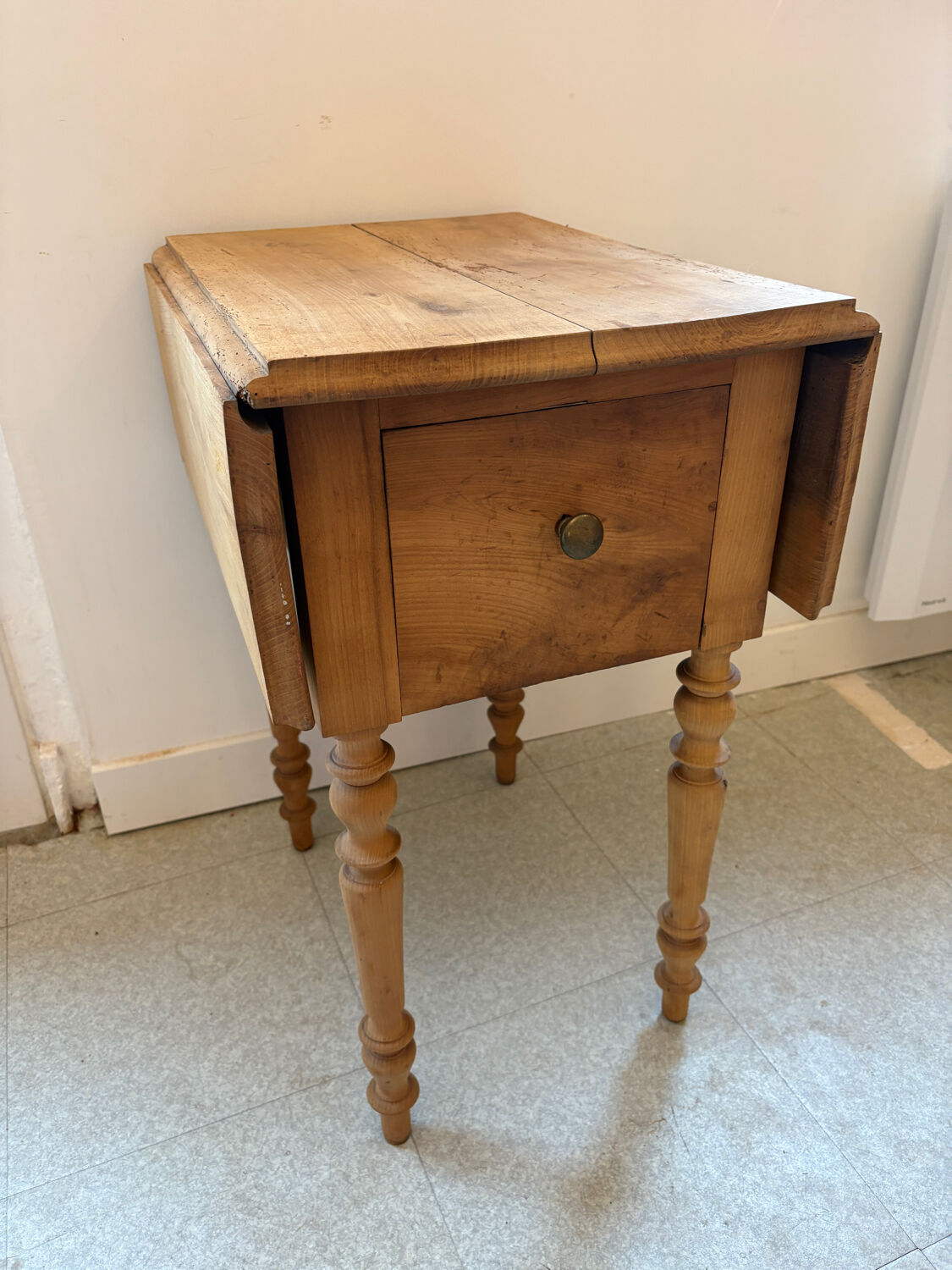 Dressing table with flaps, sandblasted.