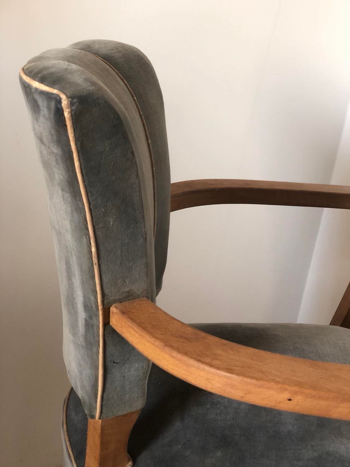 Armchair bridge mustache in blue gray velvet