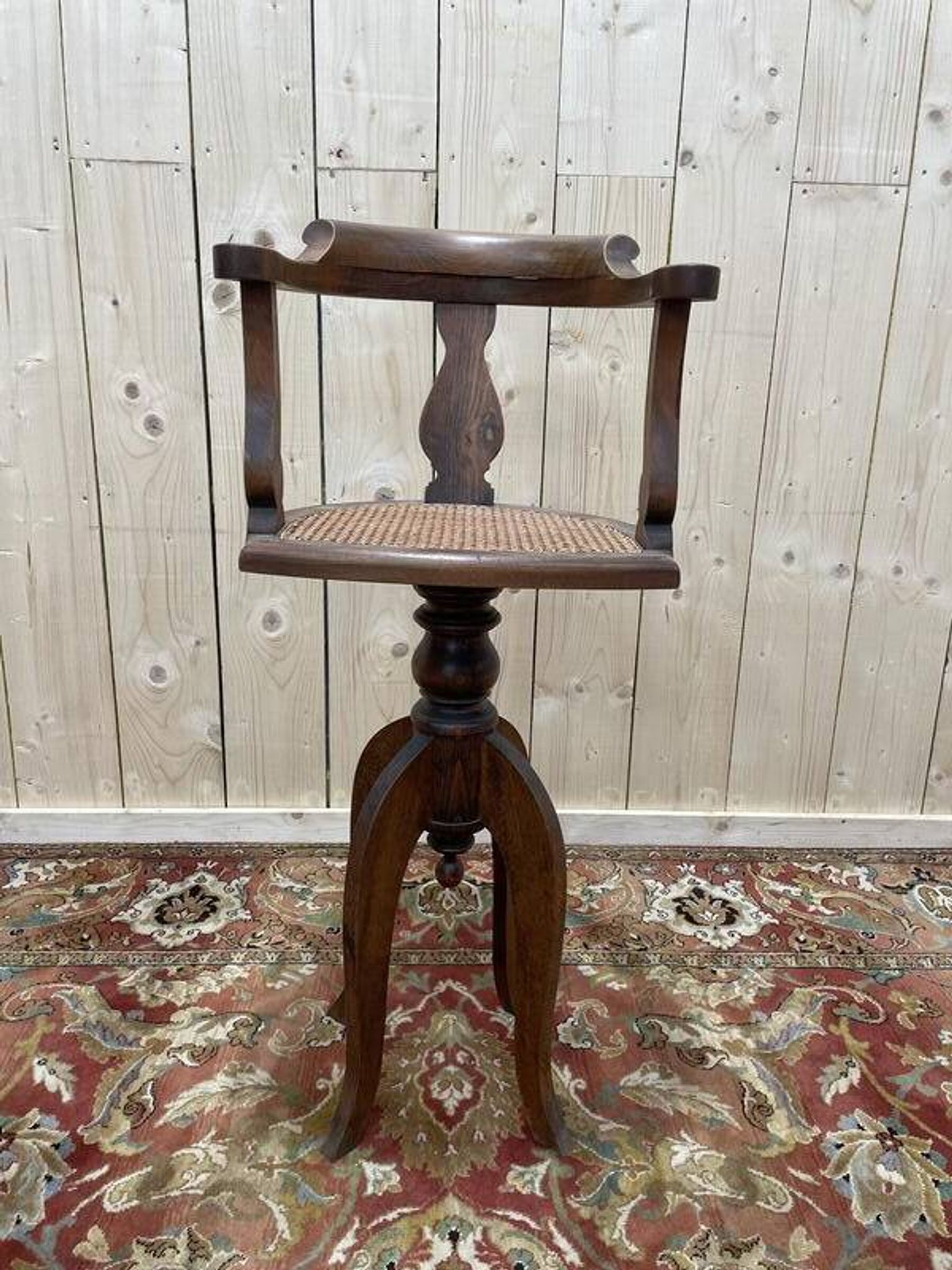 Fauteuil de coiffeur en cannage Paul Tournay