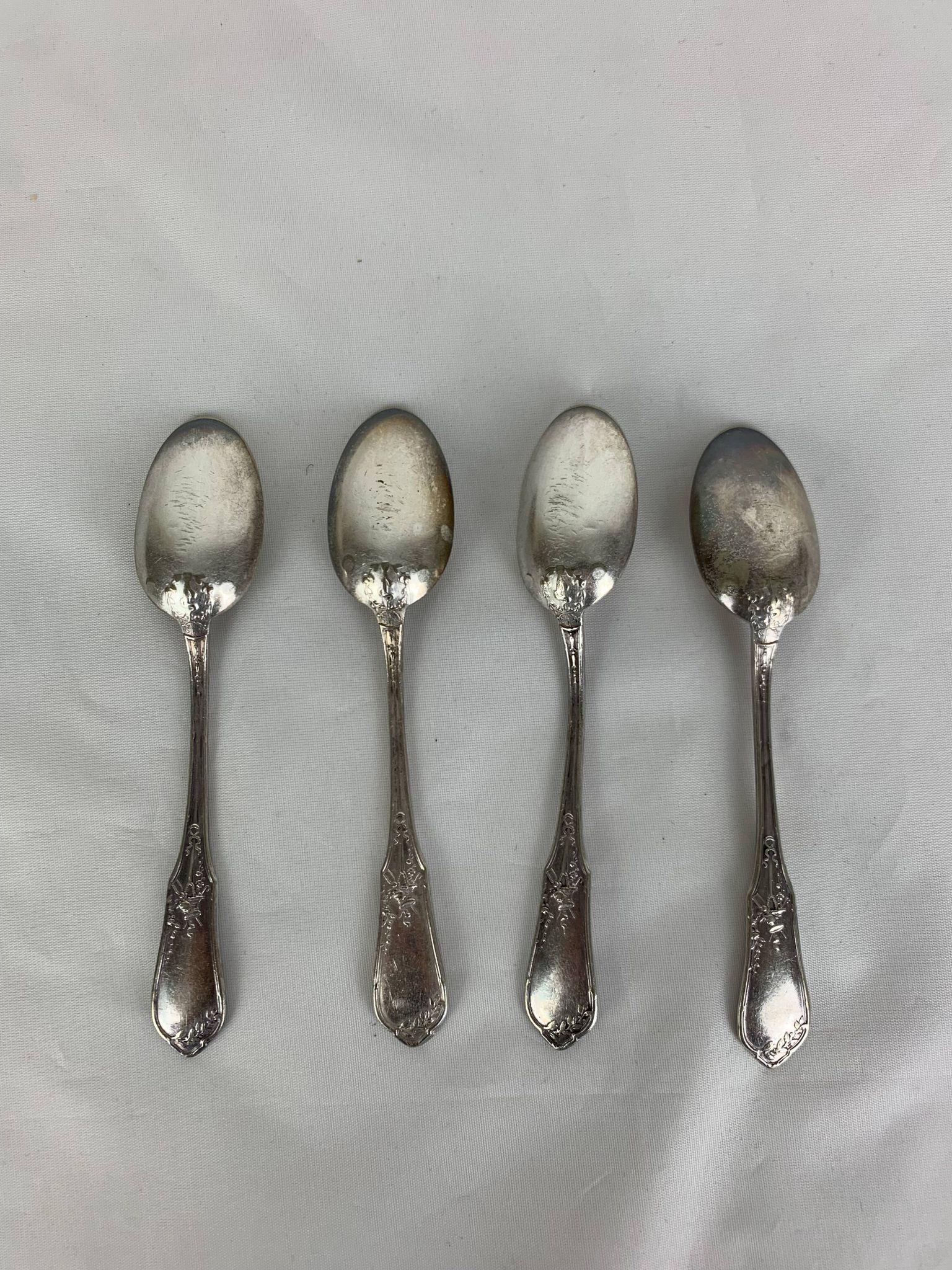 4 petites cuillers en métal argenté