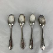 4 petites cuillers en métal argenté