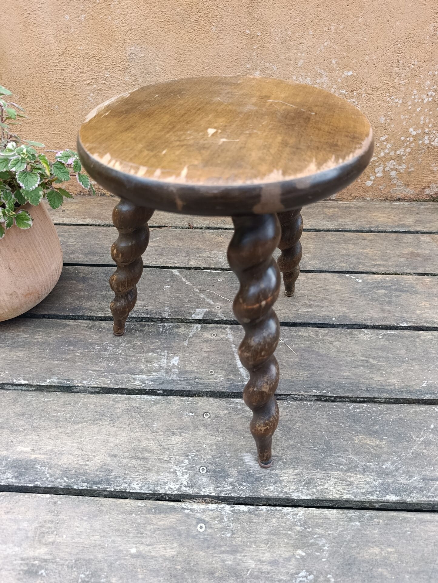 tabouret de ferme tripode brutaliste | pieds torsadés