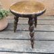 tabouret de ferme tripode brutaliste | pieds torsadés