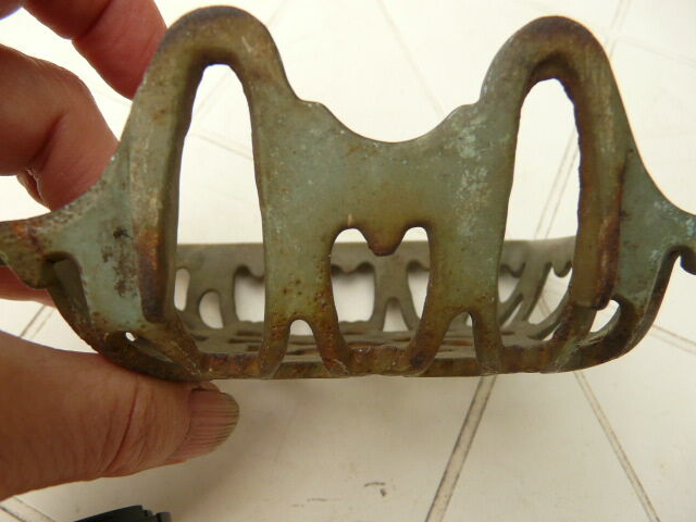 Enamelled cast iron soap dish