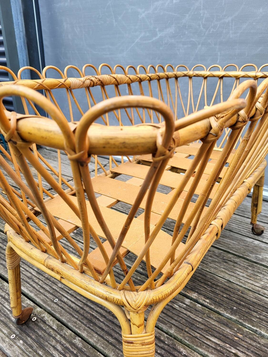 Nursery basket for green plants