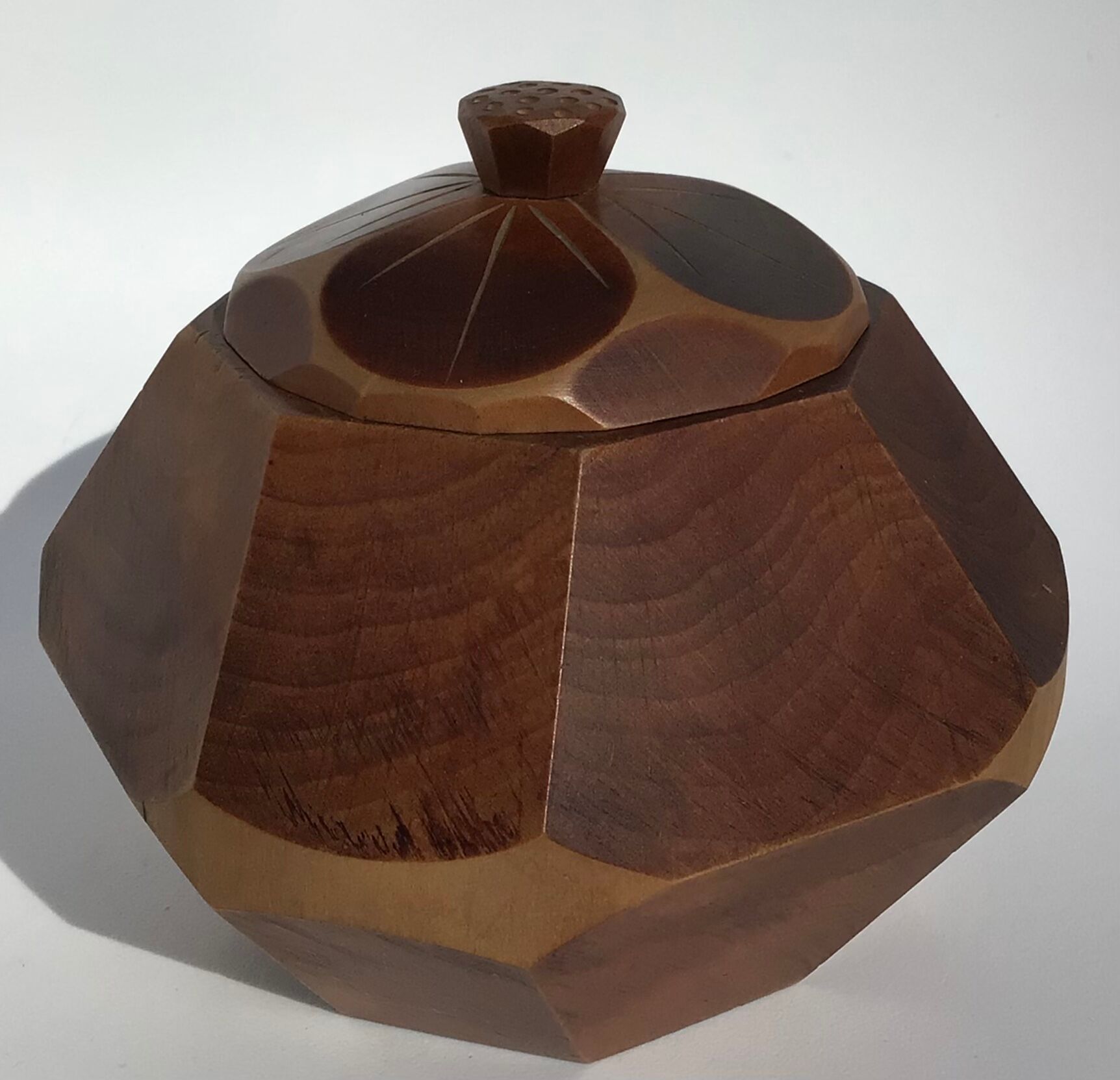 Octagonal box in solid wood dug facets