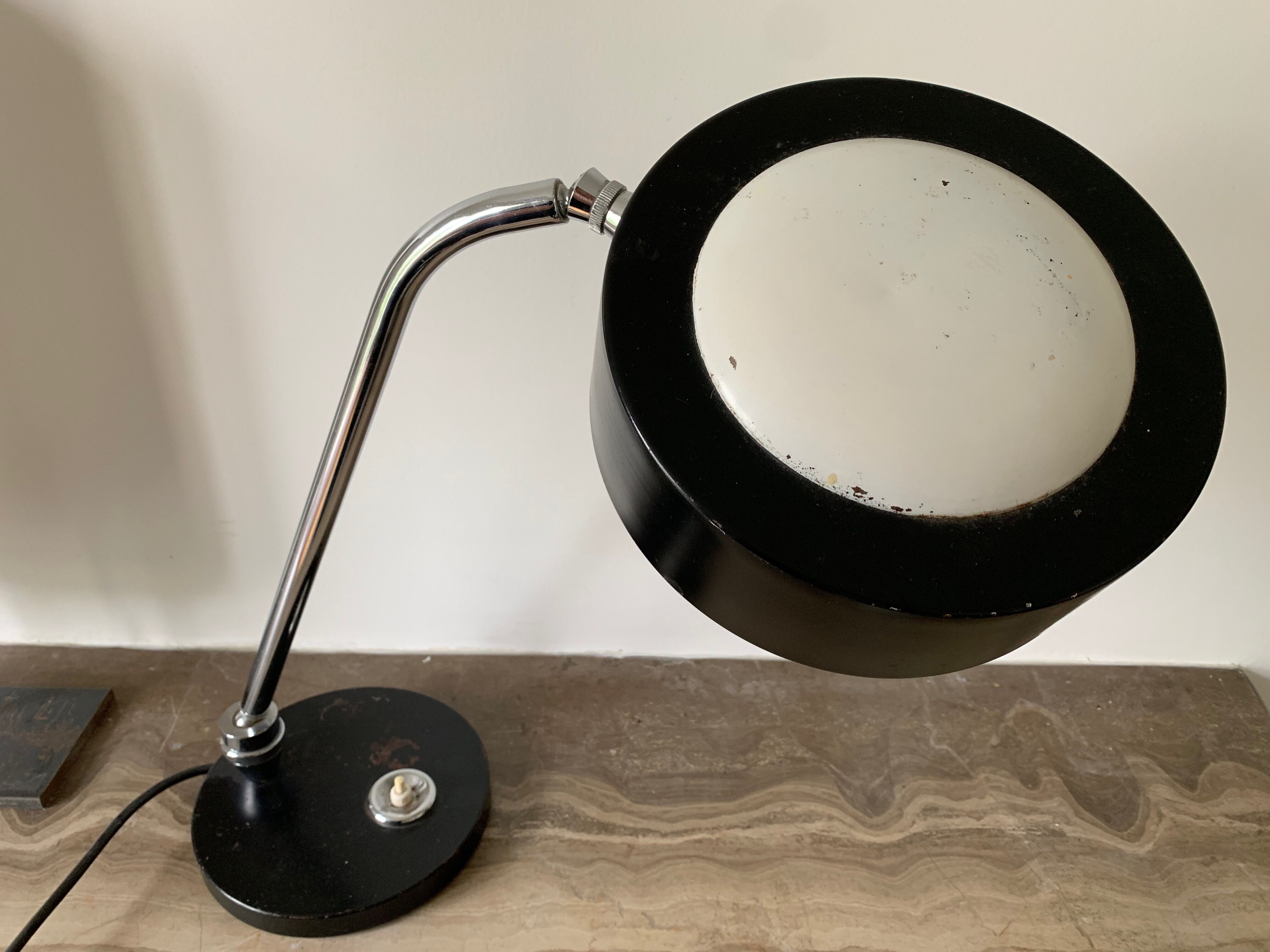 Black and white Jumo lamp
