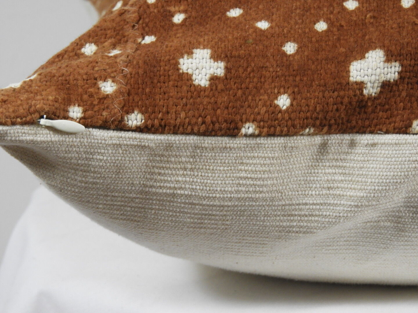 Housse de coussin en bogolan couleur rouille