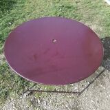 Outdoor table in garnet-colored metal