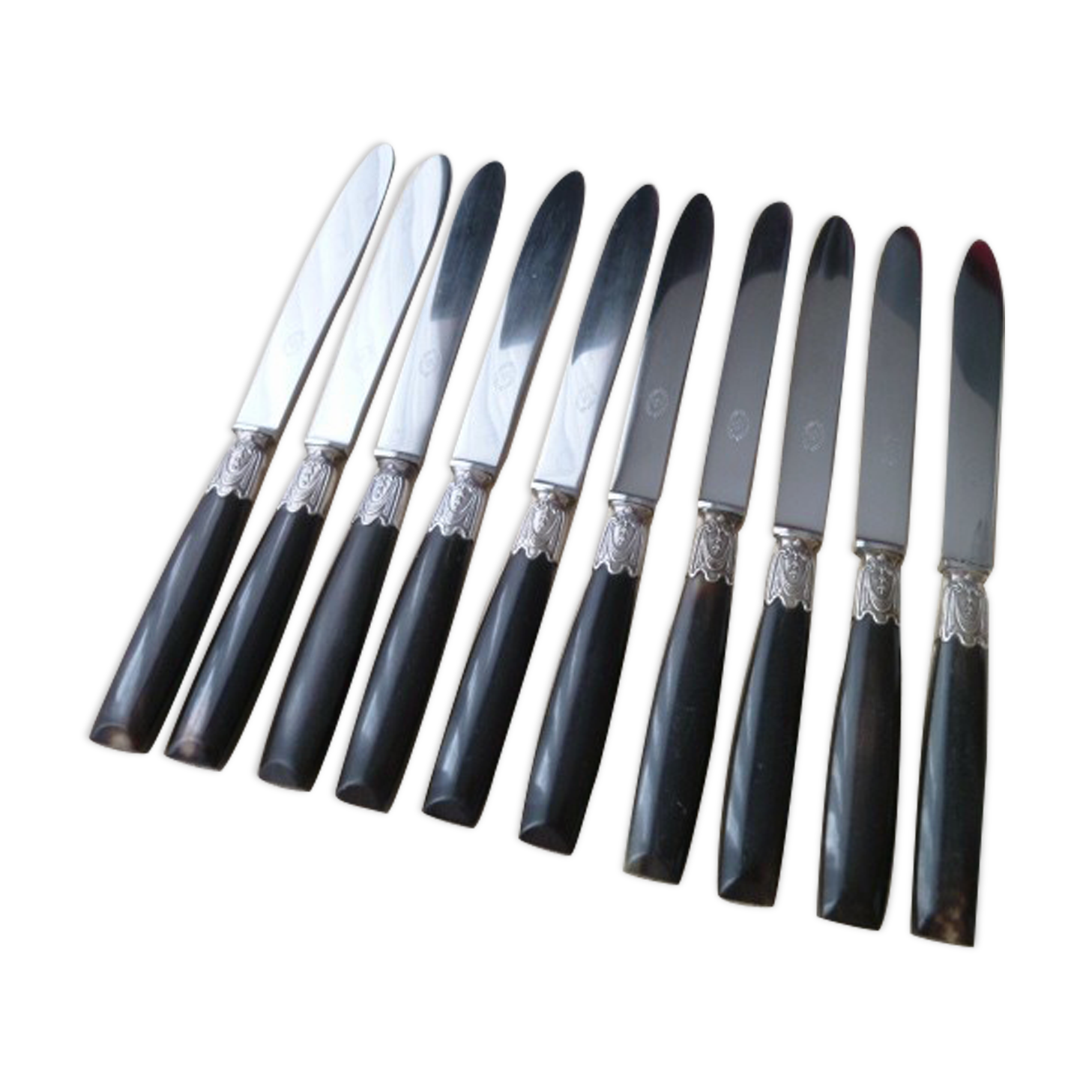Set de 10 couteaux de table anciens manche en corne  As de Trèfle