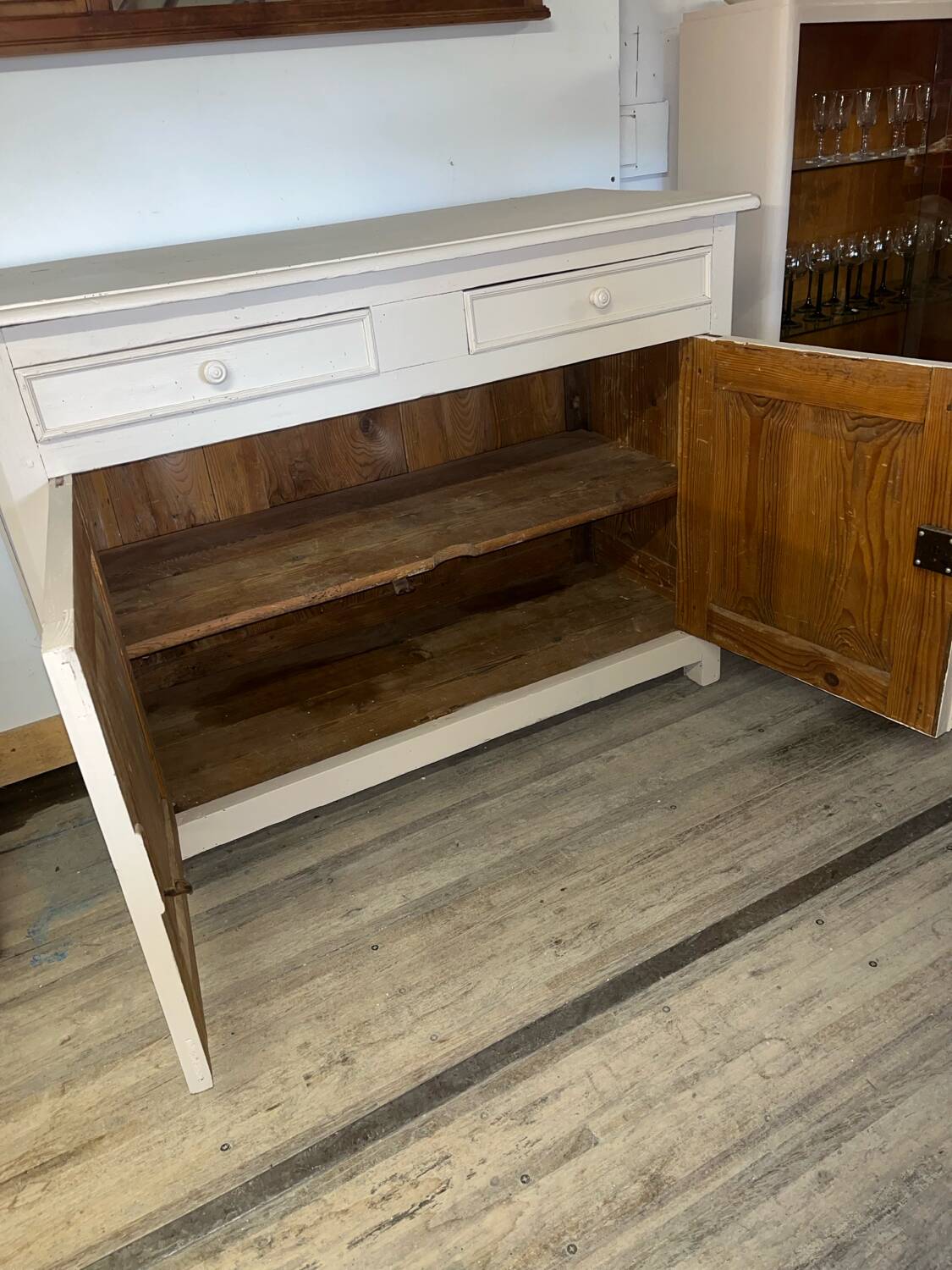 Buffet en sapin peint crème