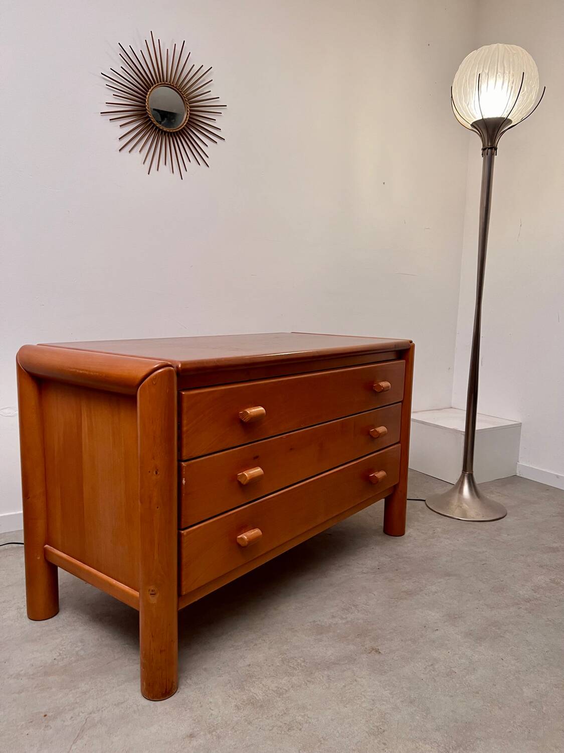 Ancienne commode 3 tiroirs en orme massif design années 70 brutaliste
