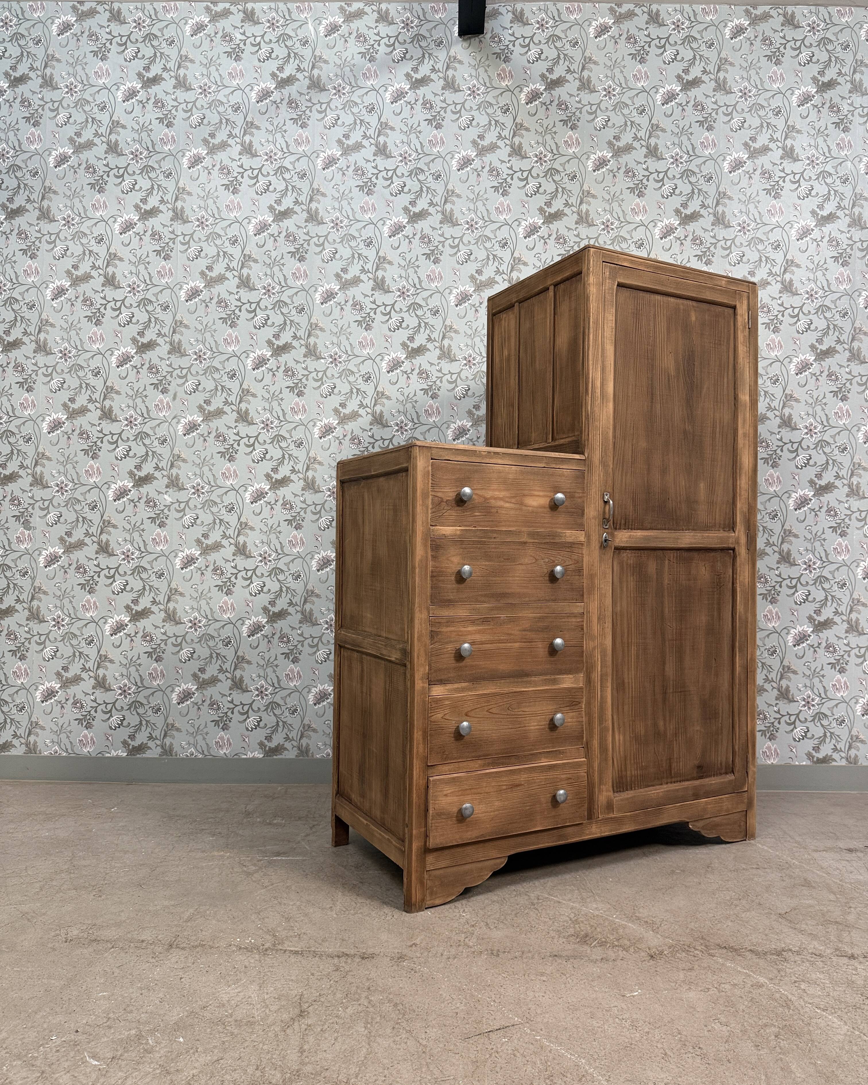 Armoire asymétrique art déco (rénovée)