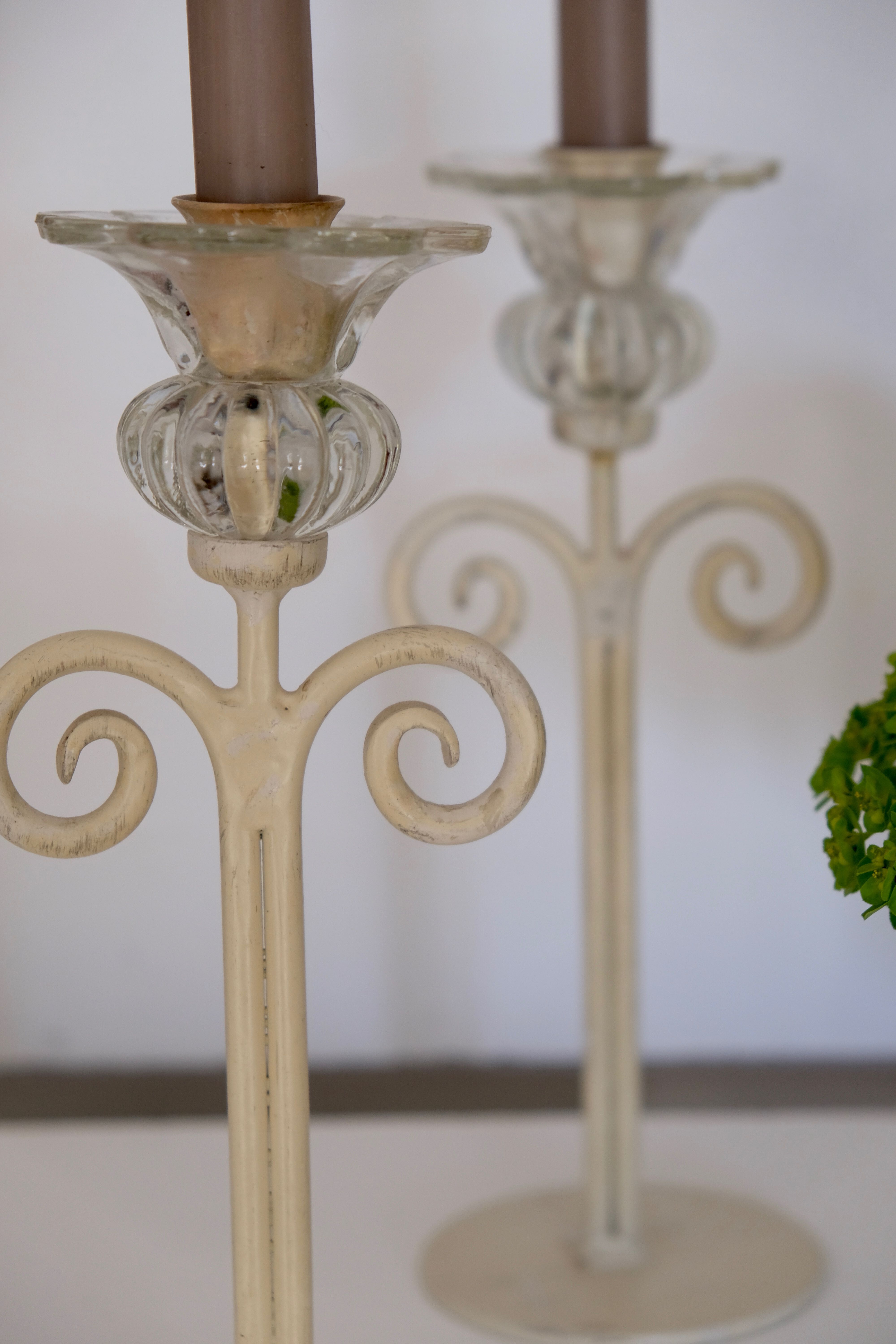 Set of 2 candle holders flower painted metal and glass