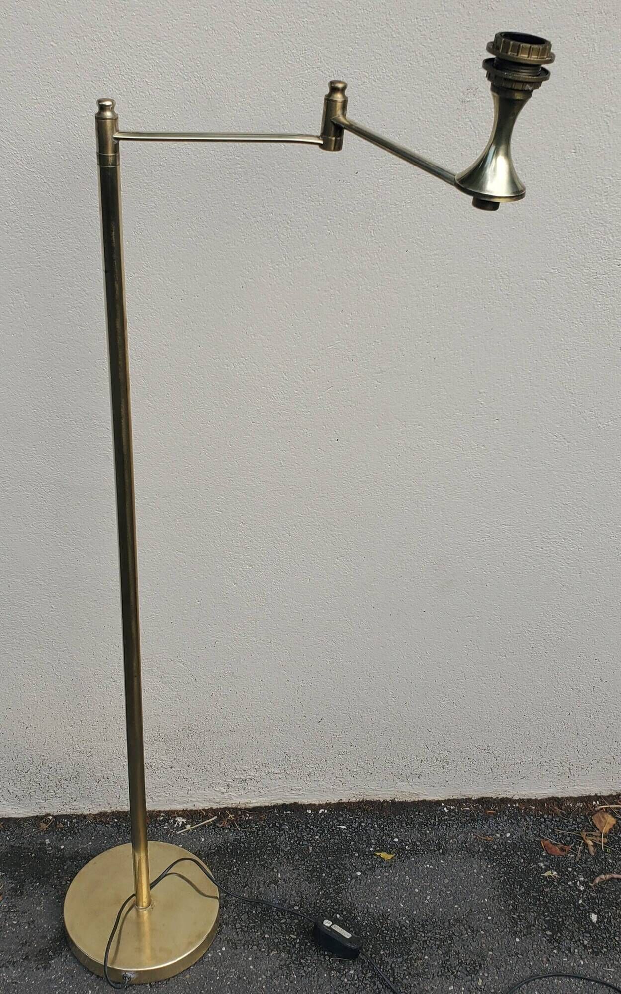 lampadaire en laiton avec bras articulé liseuse  1970 et son abbajour rouge