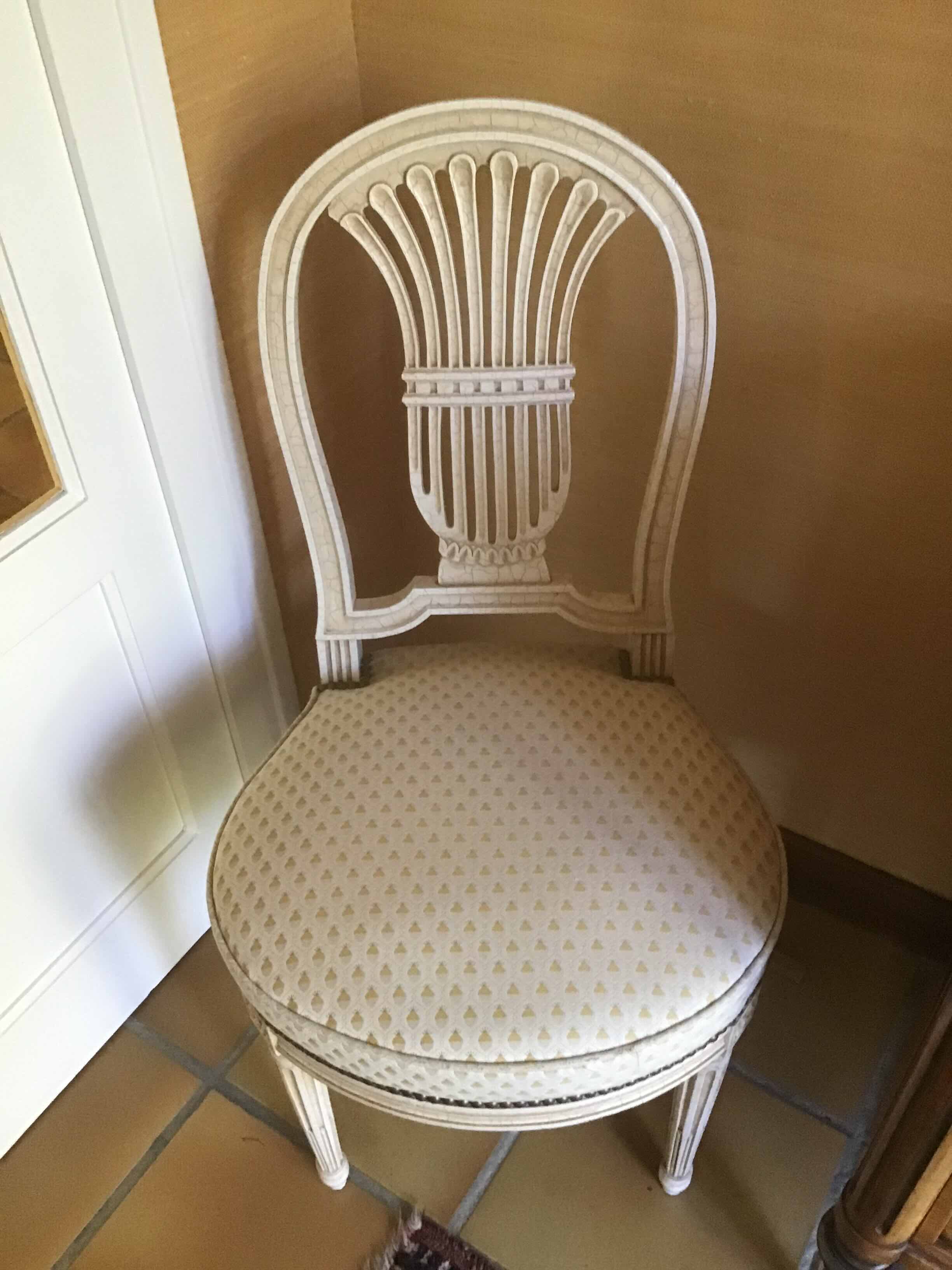 Paire de chaises à dossier « lyre » de style Louis XVI