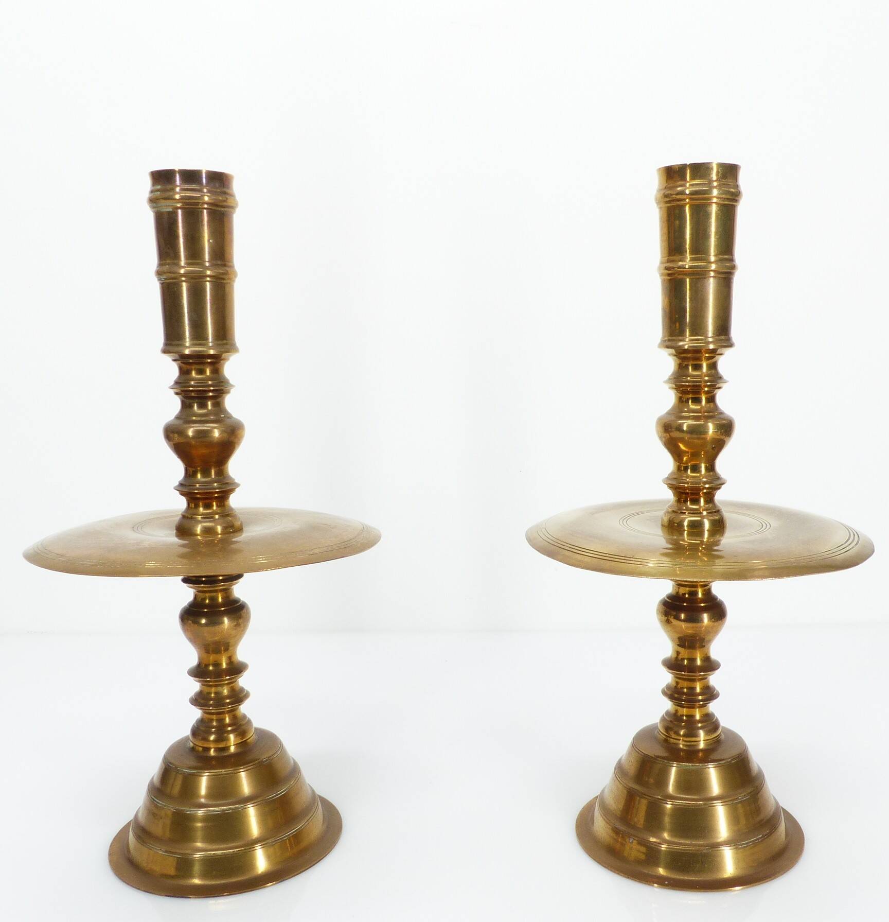 Pair of altar candlesticks in brass, Vietnam, 20th century