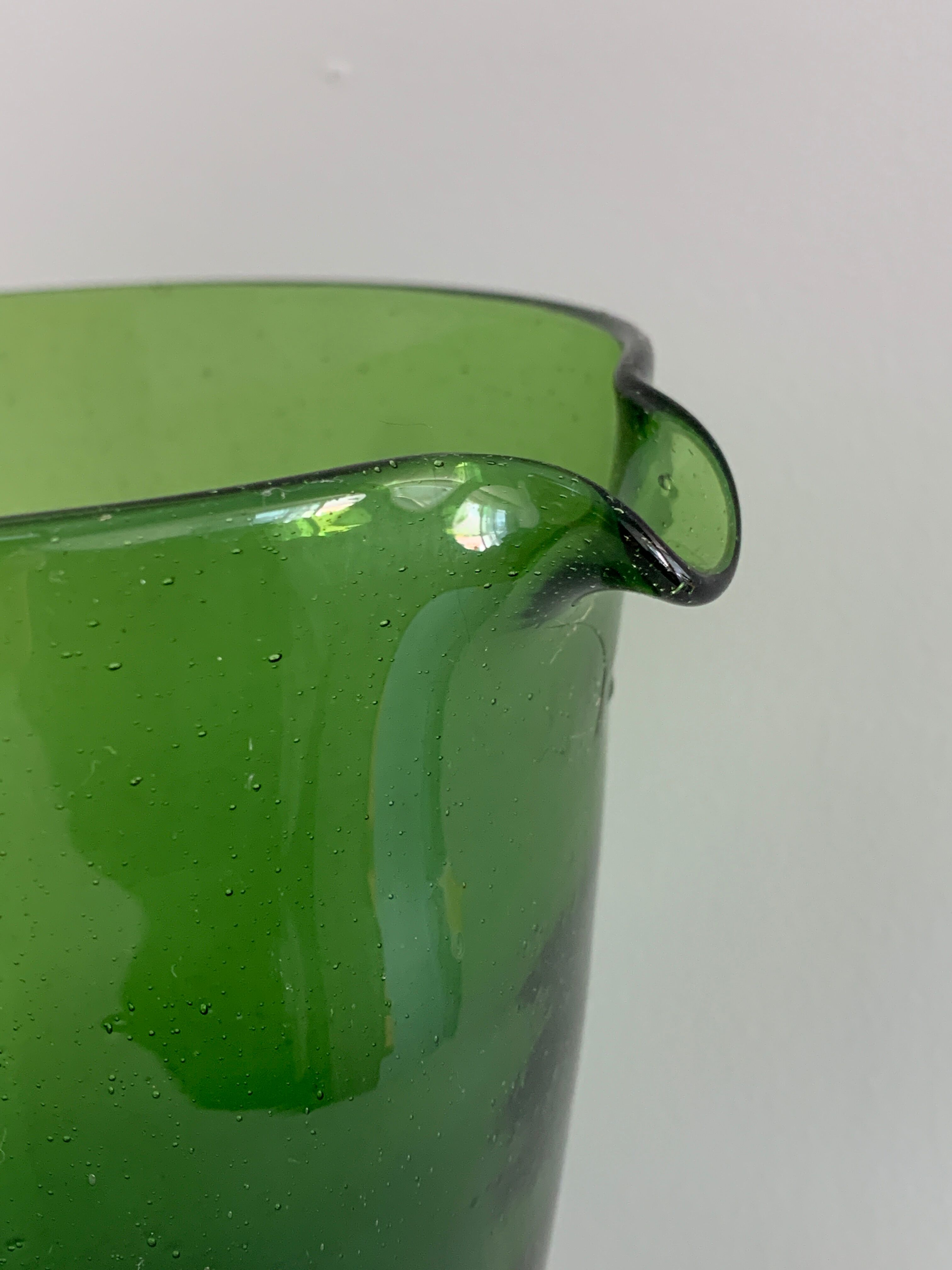 Carafe et 6 verres en verre vert bullé