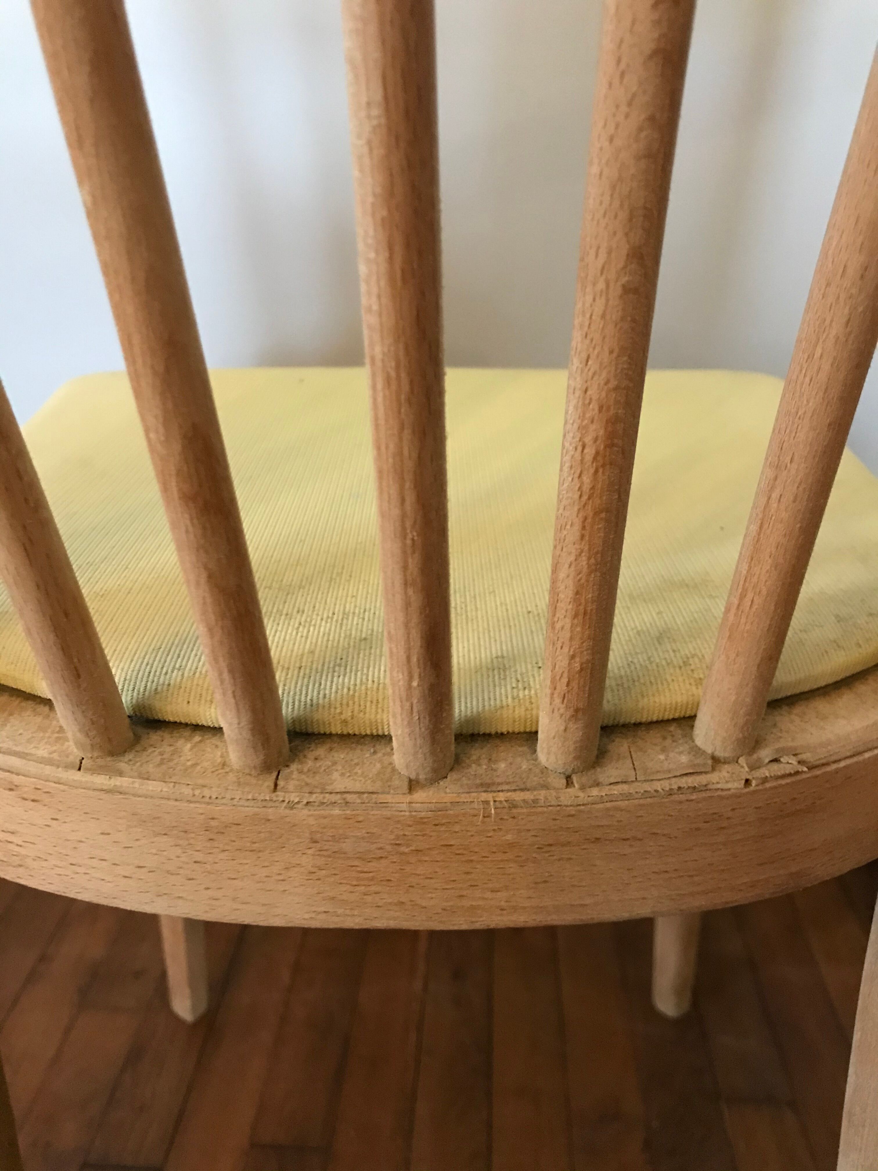 Chaise en bois et skaï jaune