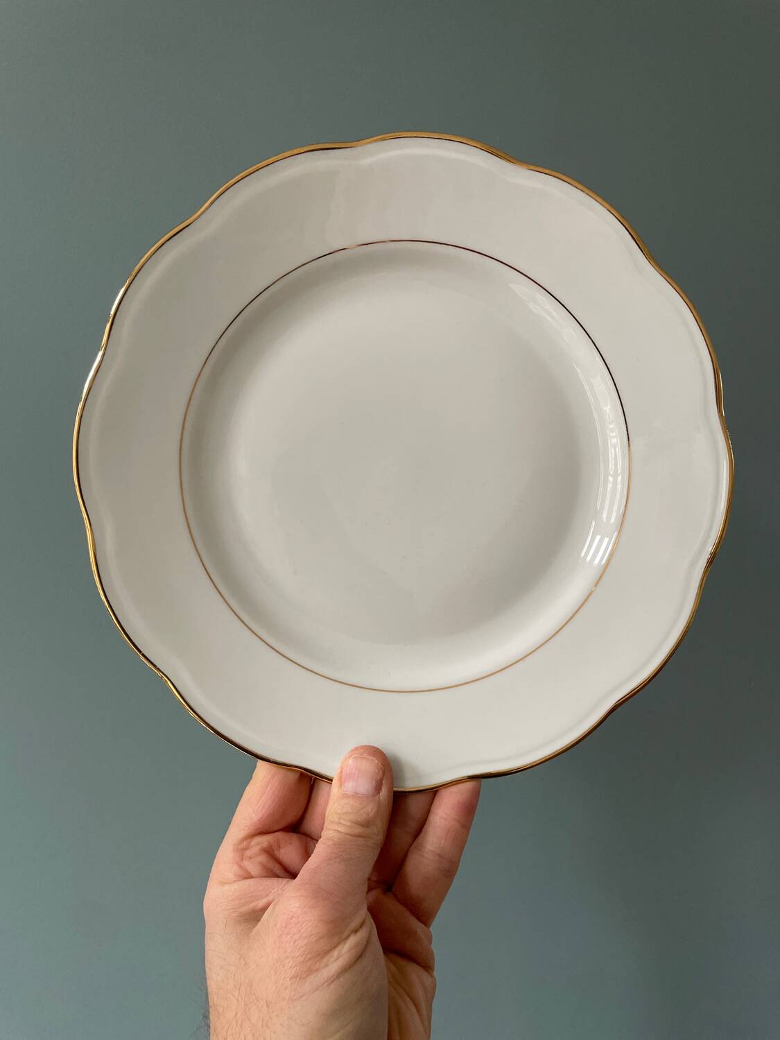 Série de 11 assiettes plates anciennes en porcelaine blanche et liserés dorés