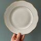 Série de 11 assiettes plates anciennes en porcelaine blanche et liserés dorés