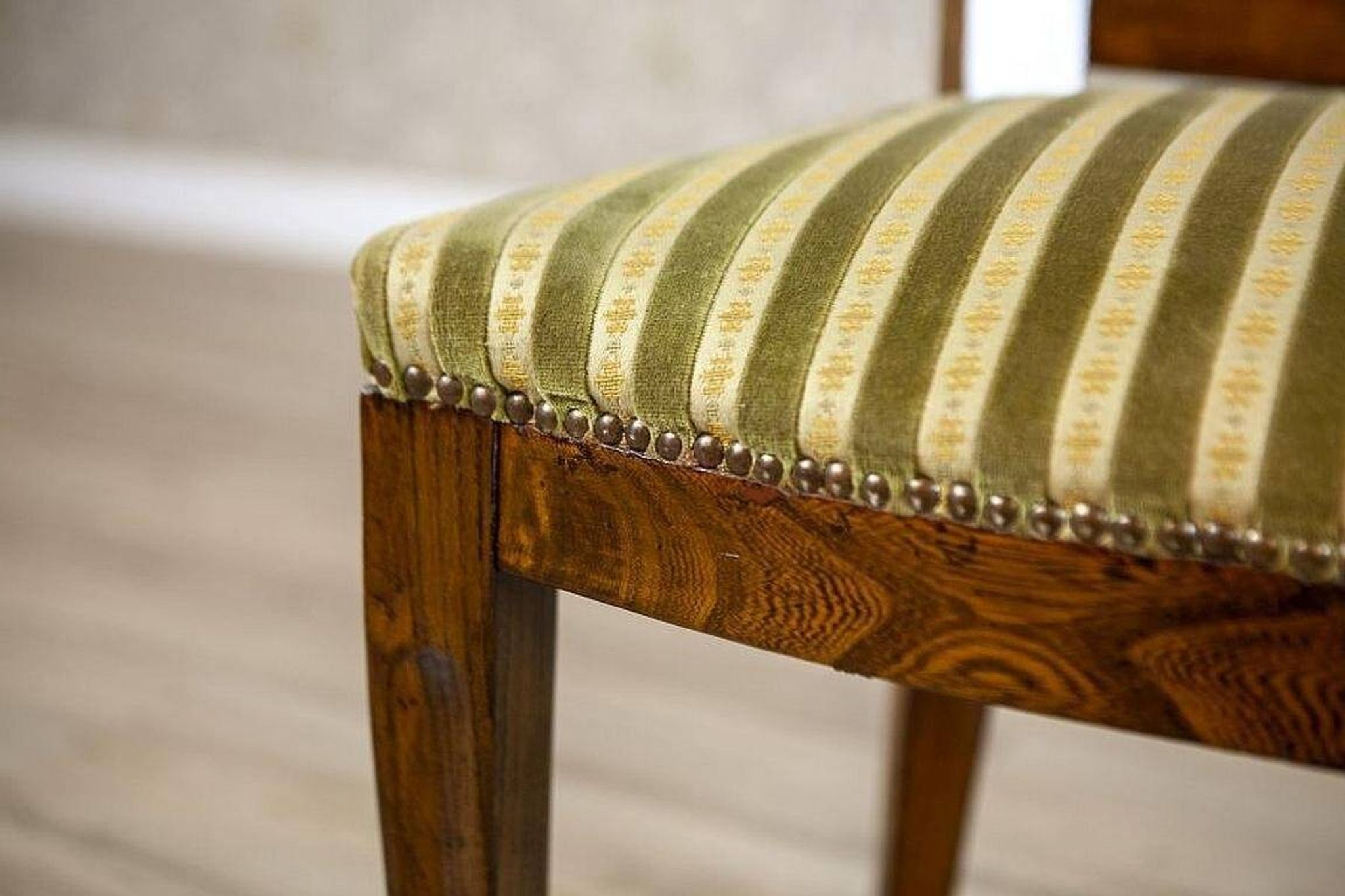 Chaise en orme des années 1940 avec tapisserie rayée.