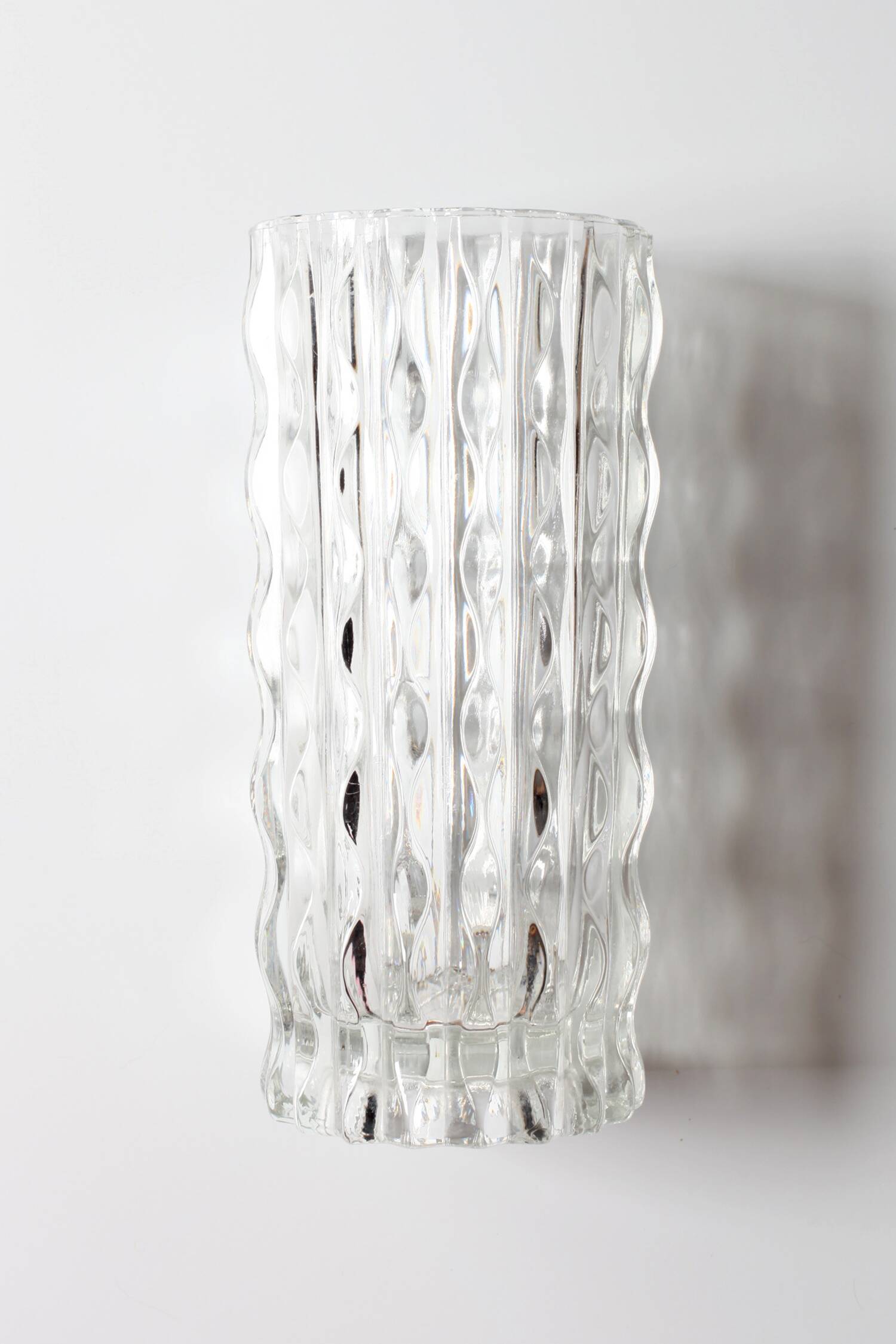 Vase à fleurs vintage en verre massif, lourd et transparent, pressé à la main / Italie / Années 1970