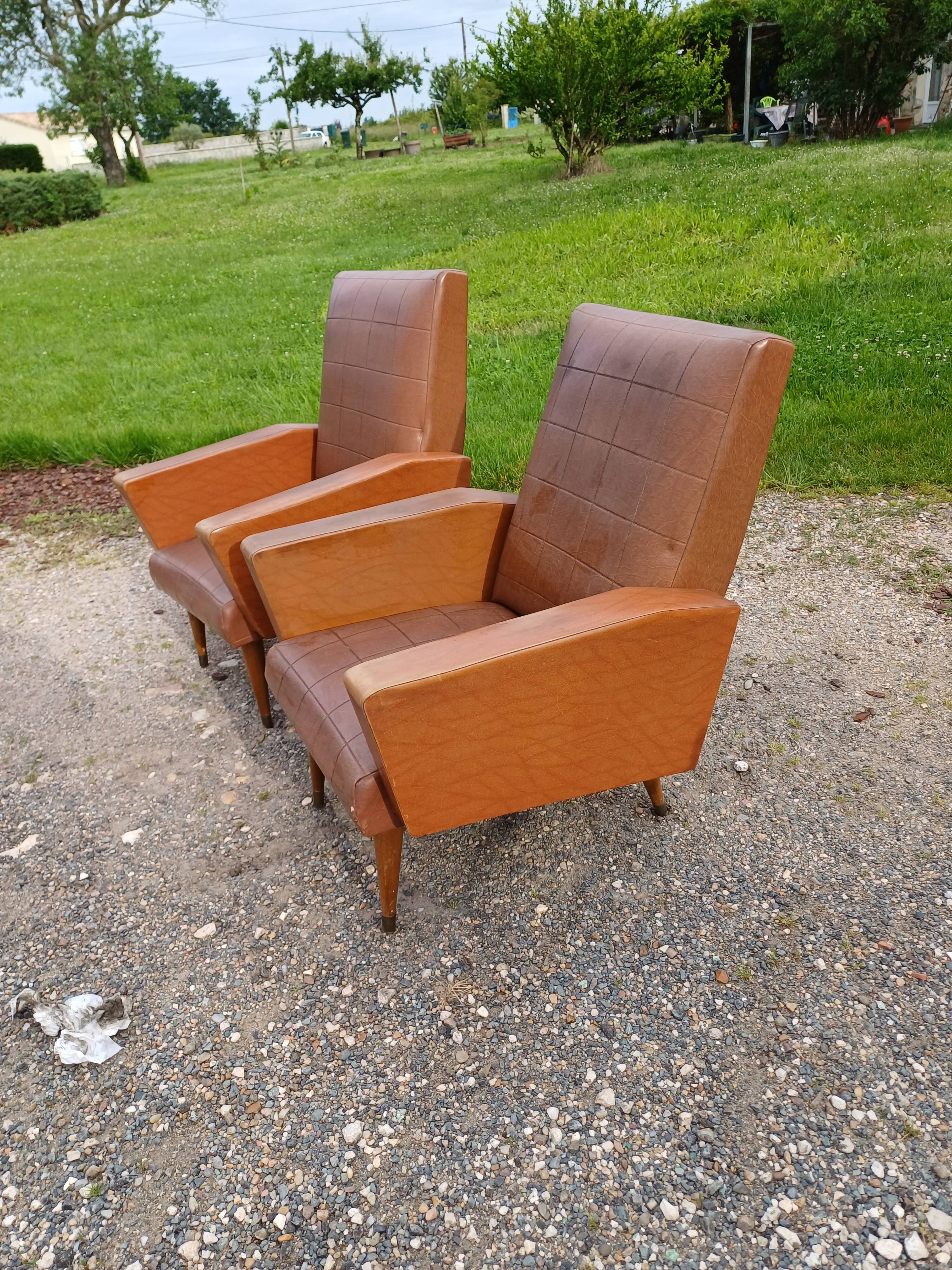 Paire de fauteuils vintage en skaï marron