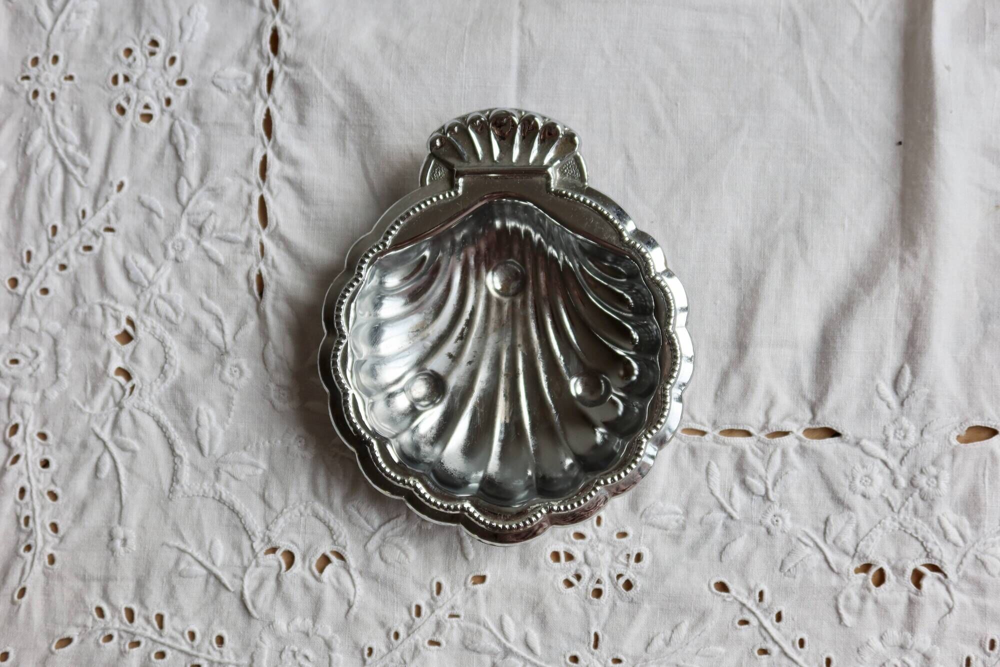 Vintage shell-shaped shiny silver-plated catchall.